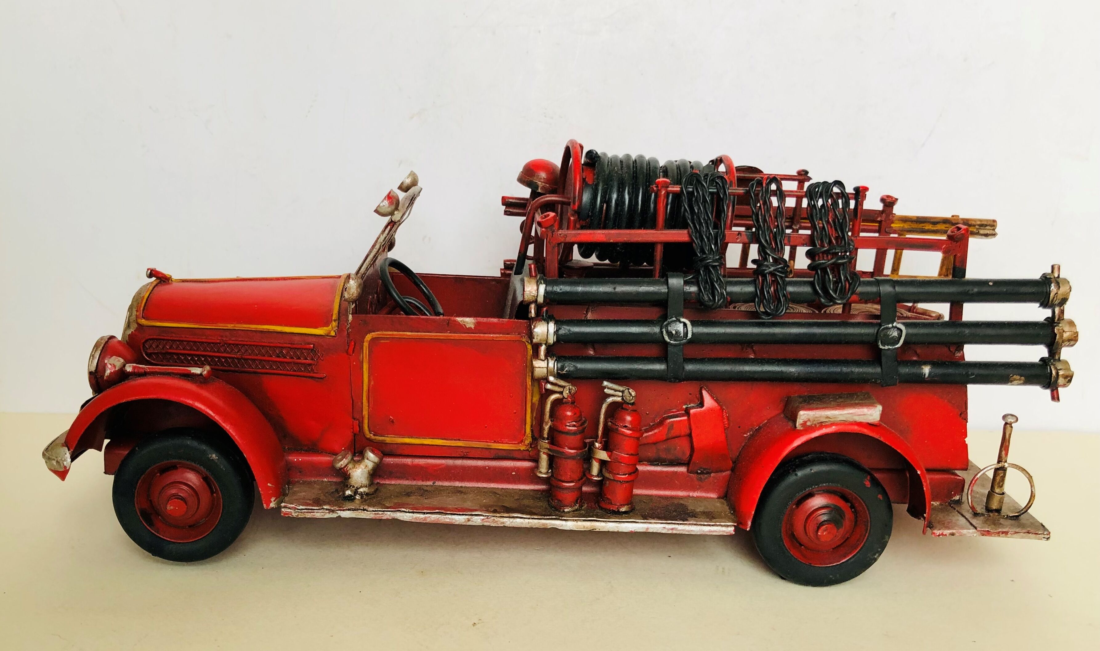 Camion de pompiers en tôle peinte