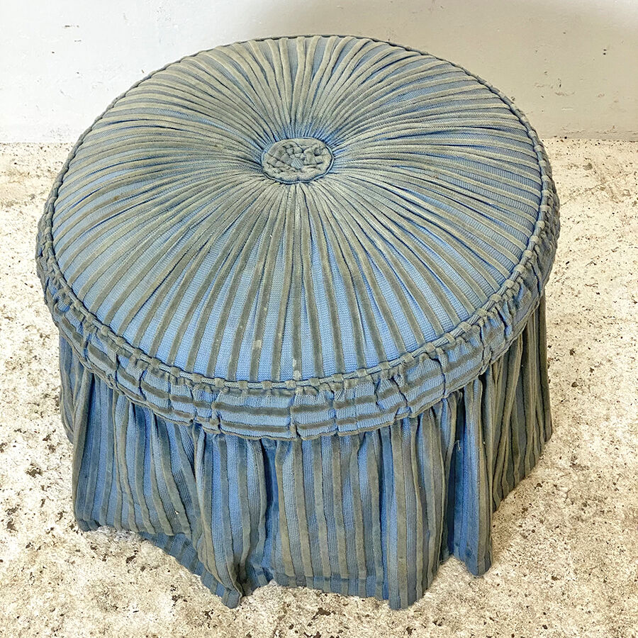Pouf upholstered in blue velvet nineteenth century
