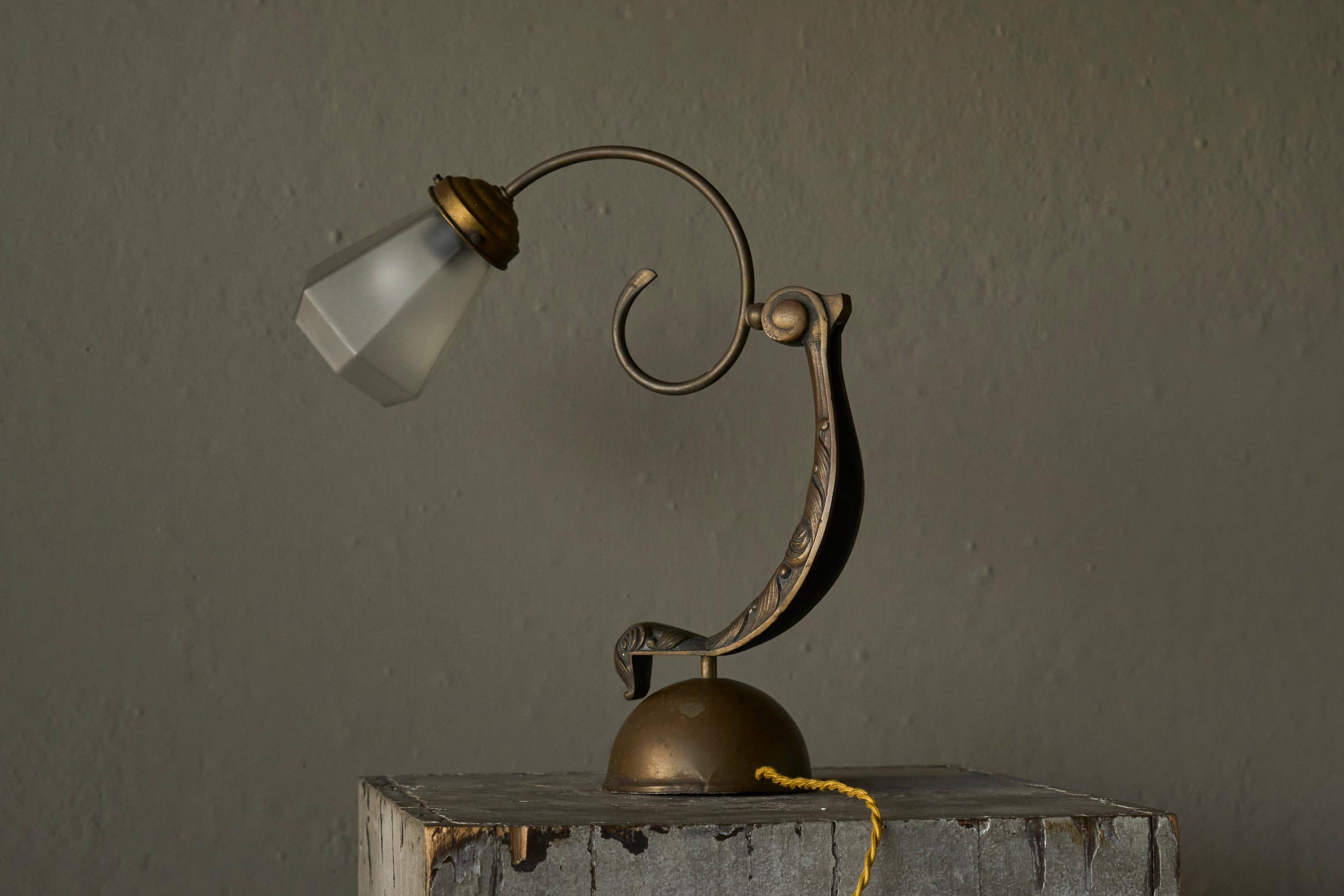 Sculptural table lamp in brass and opaline glass, early 20th century.