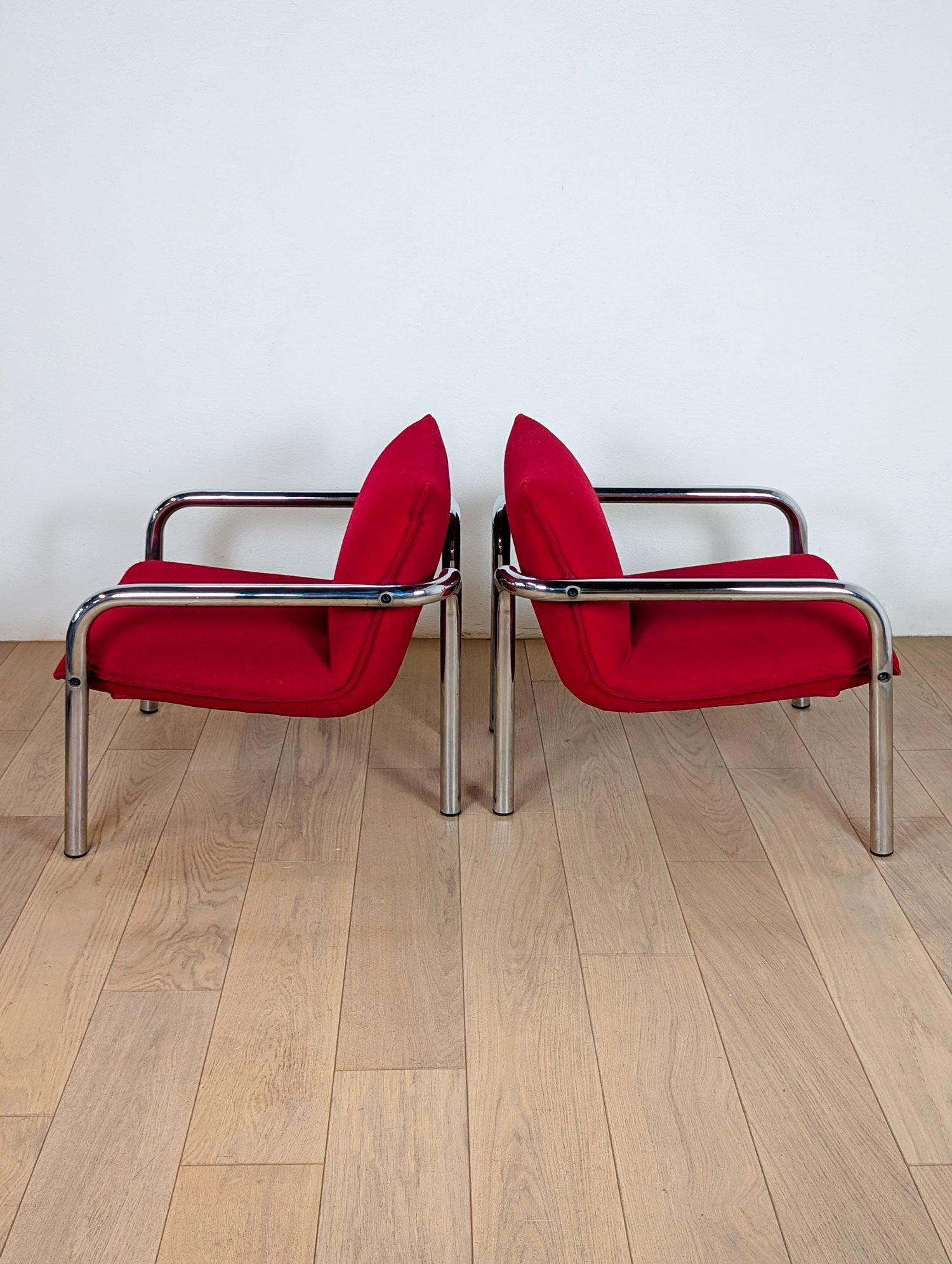 Pair of Italian armchairs in chromed metal and red fabric, 1970