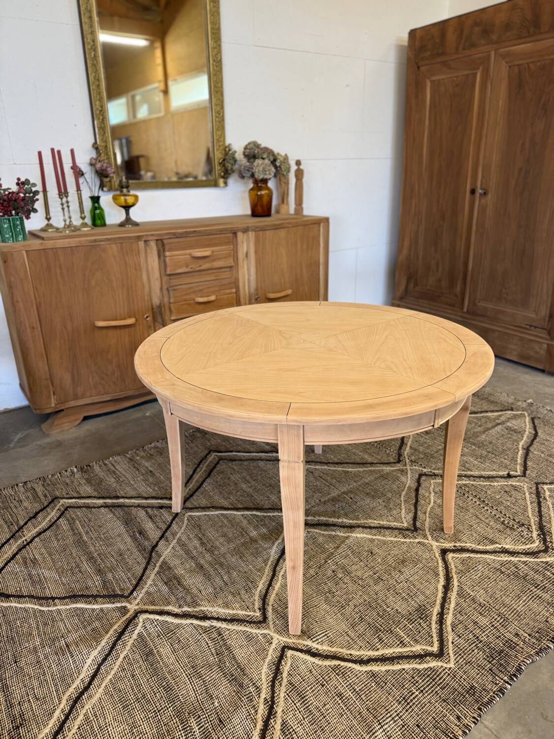 Extendable table with several options.