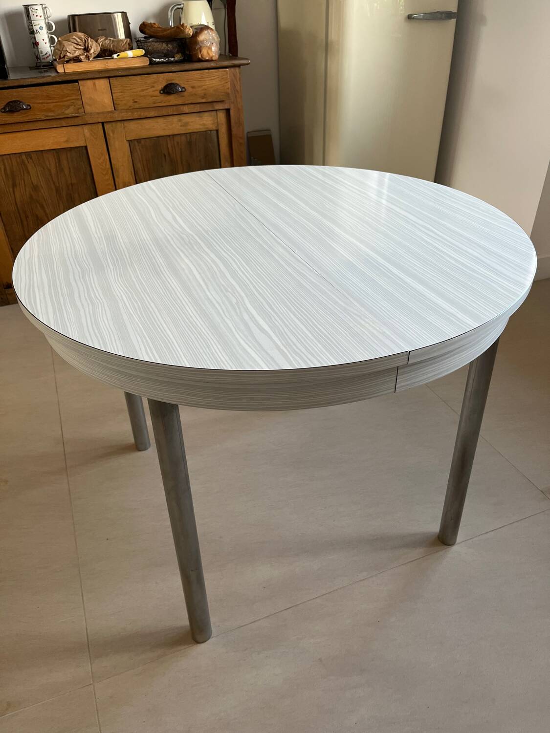 Table ronde extensible en formica, années 70