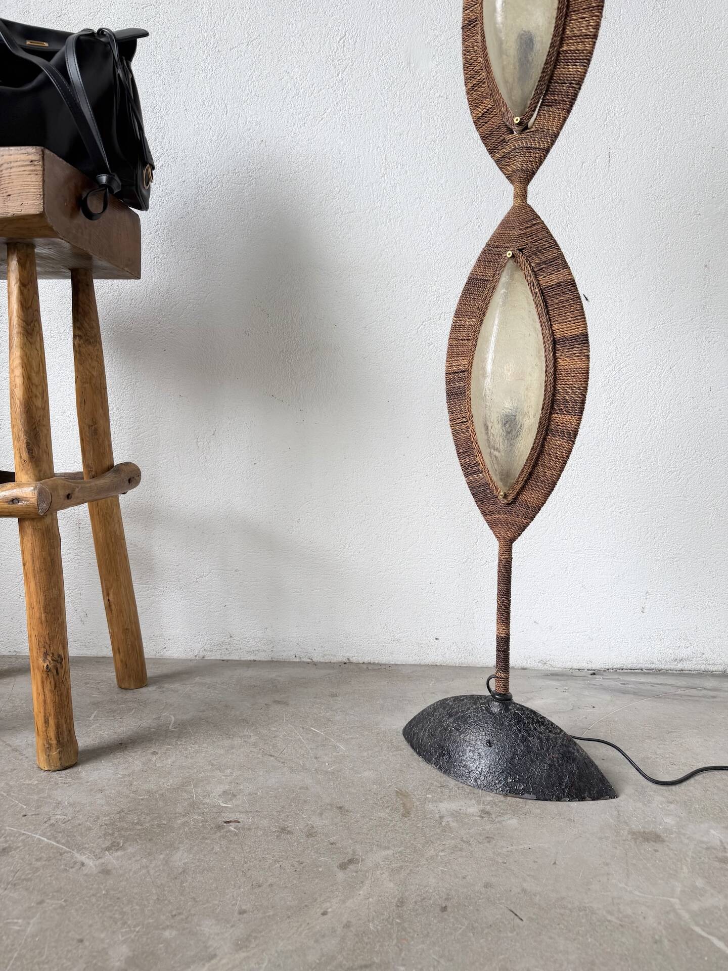 Lampadaire bronze et corde 1970