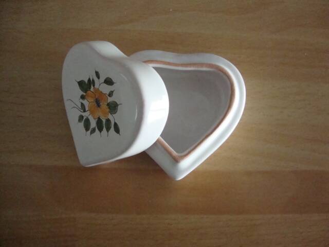 Moustiers earthenware jewelry box or pillbox