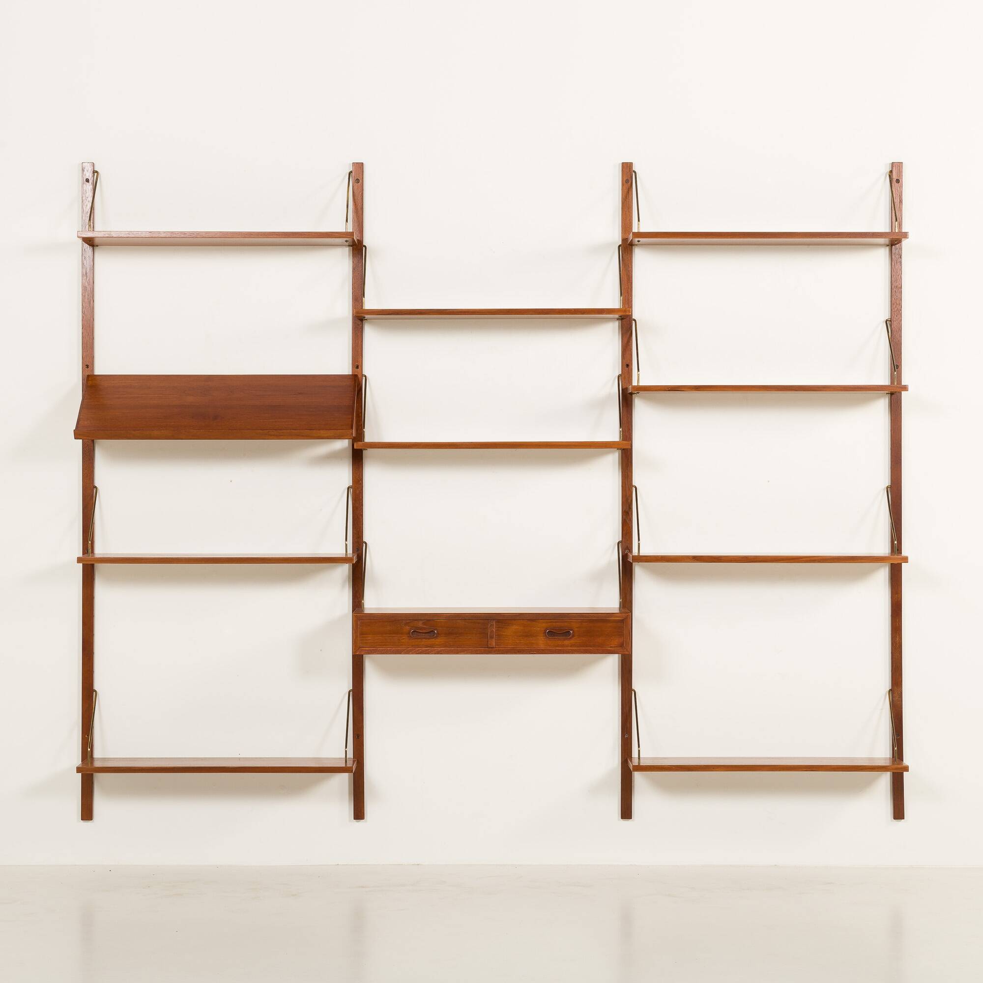 Bibliothèque en teck danois des années 60 dans le style de Poul Cadovius.