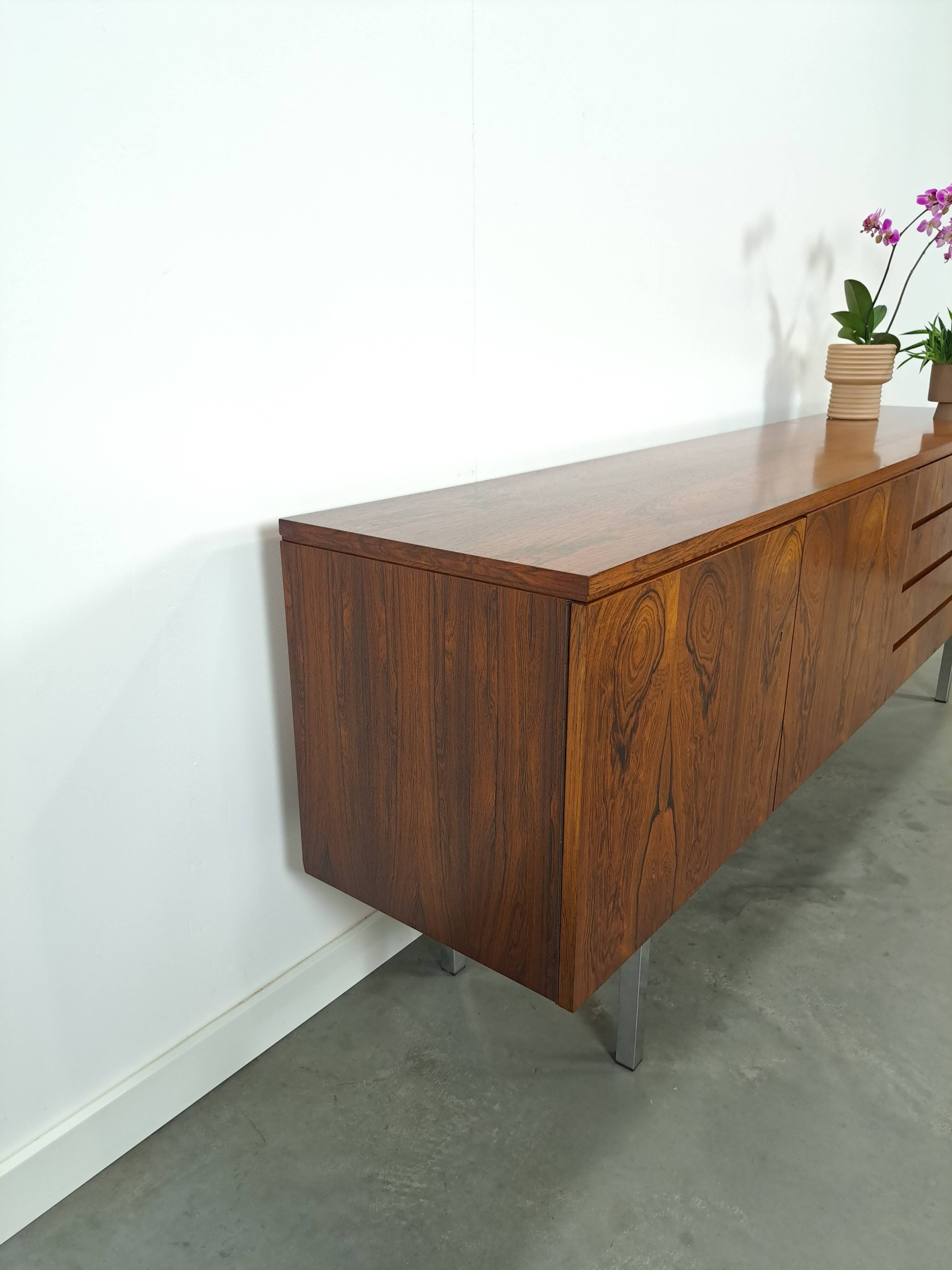 Dressoir rio palissandre plus fin avec chromen poten en lades