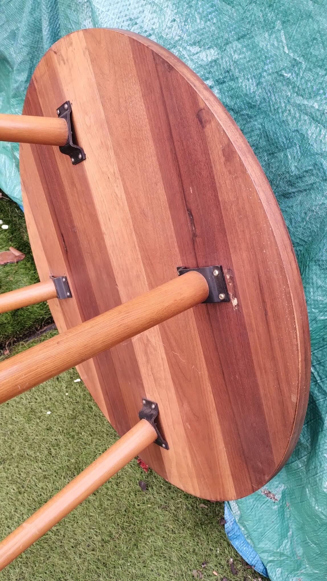 Round table resting on 4 unscrewable legs