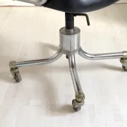 Chrome office chair with vintage faux leather from the 1960s.