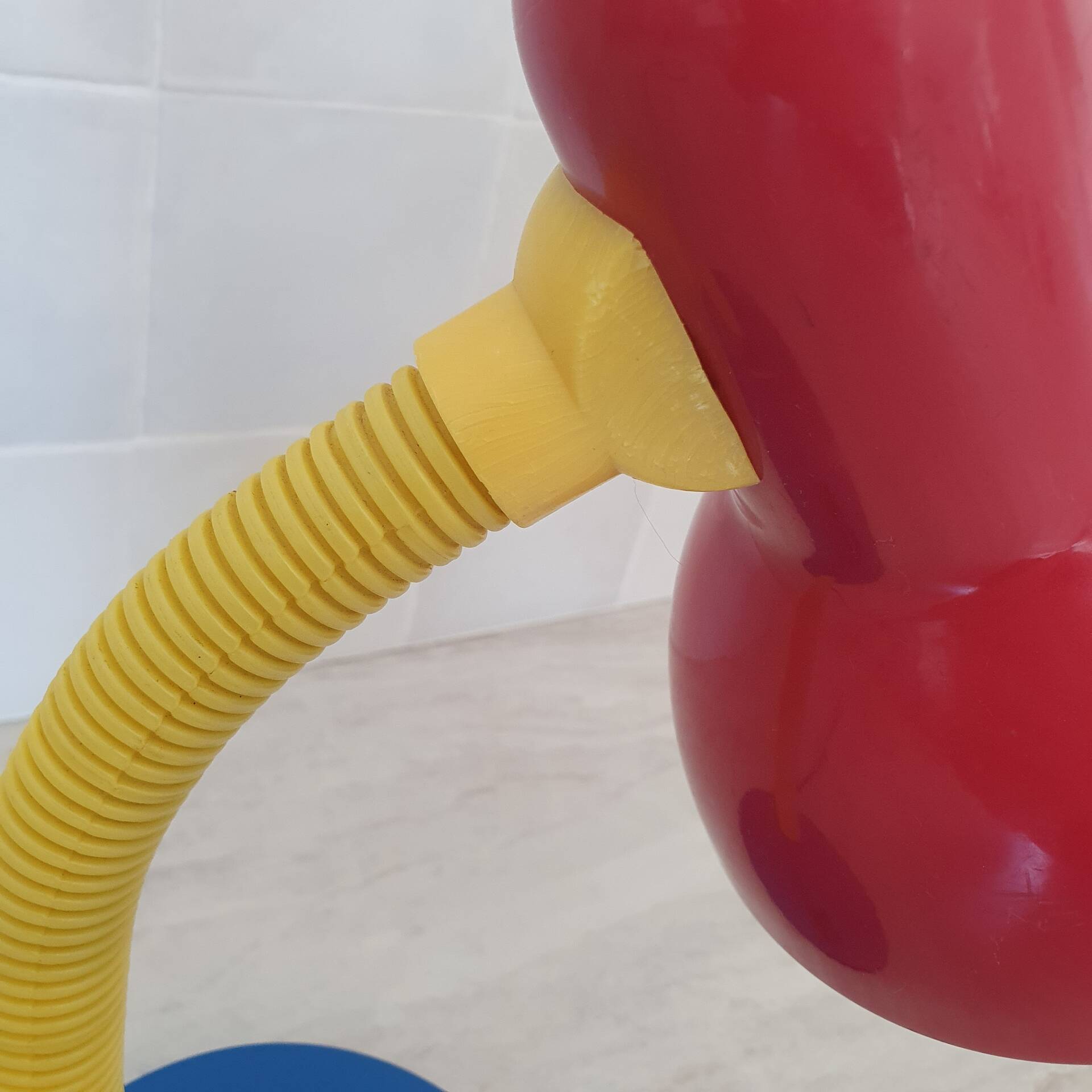Lampe de bureau couleur Memphis rouge bleu jaune