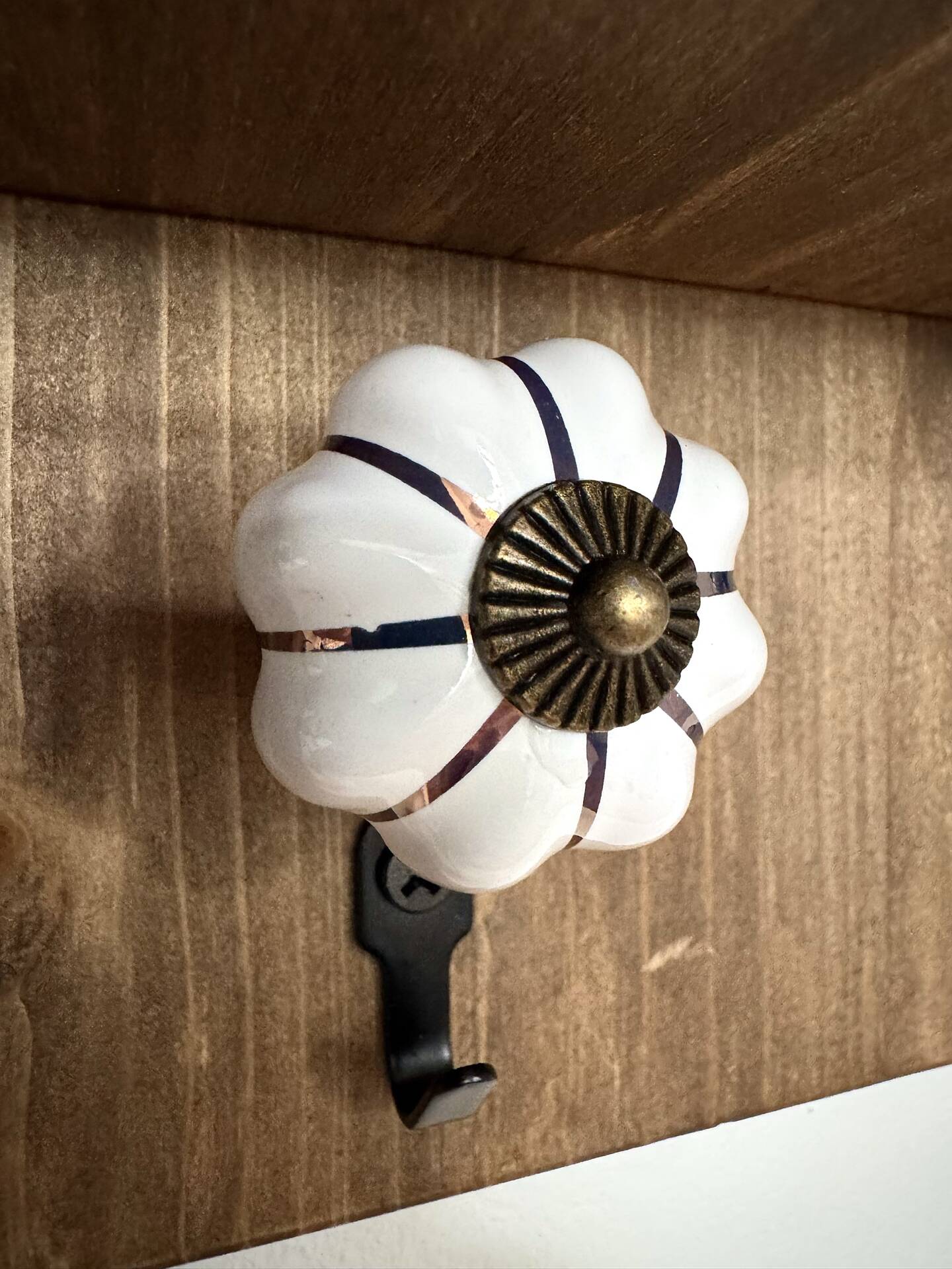 Wooden key holder shelf with hooks and ceramic knobs