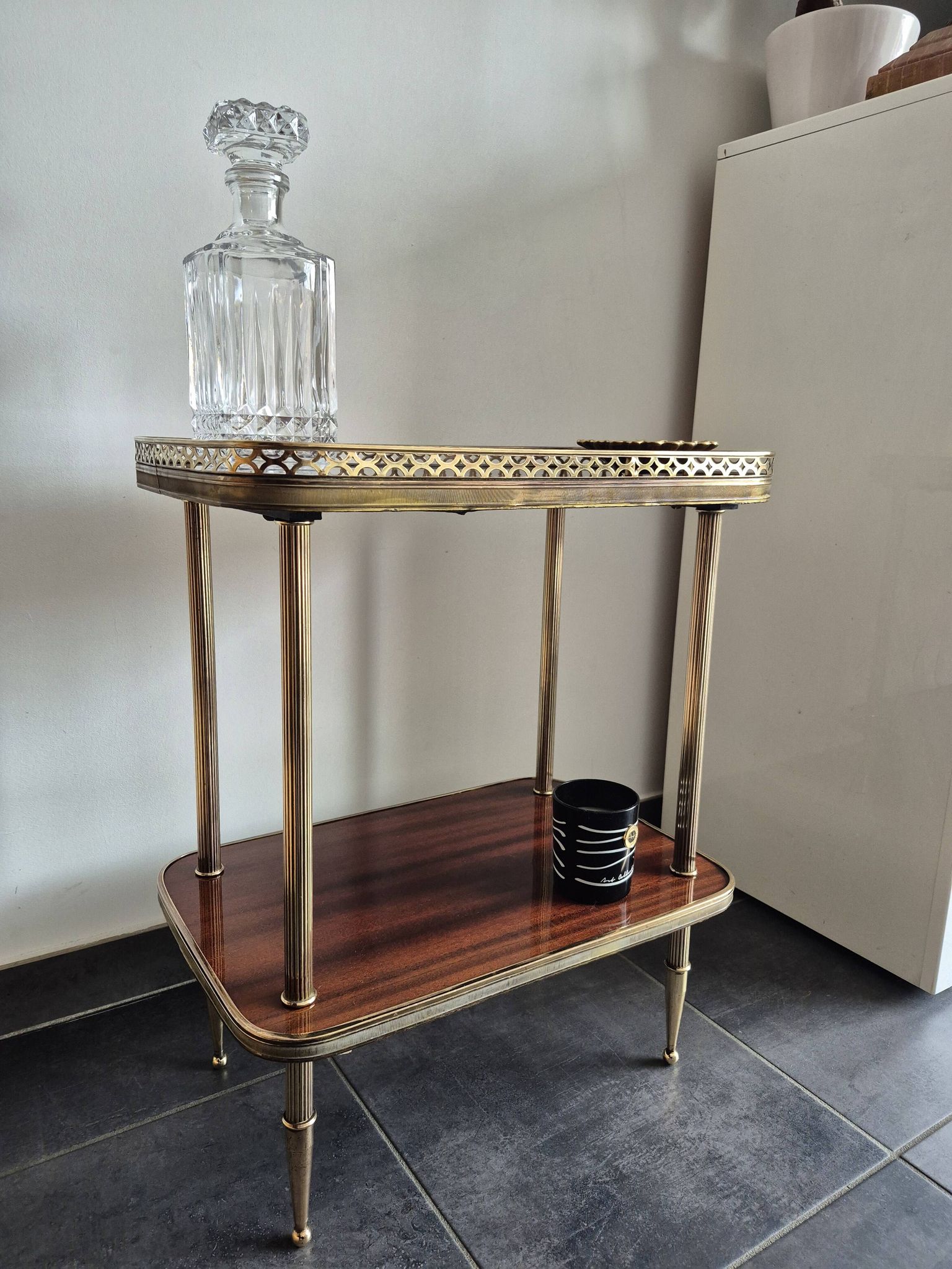 Desserte / Petite table d'appoint plaquage acajou et laiton mid century