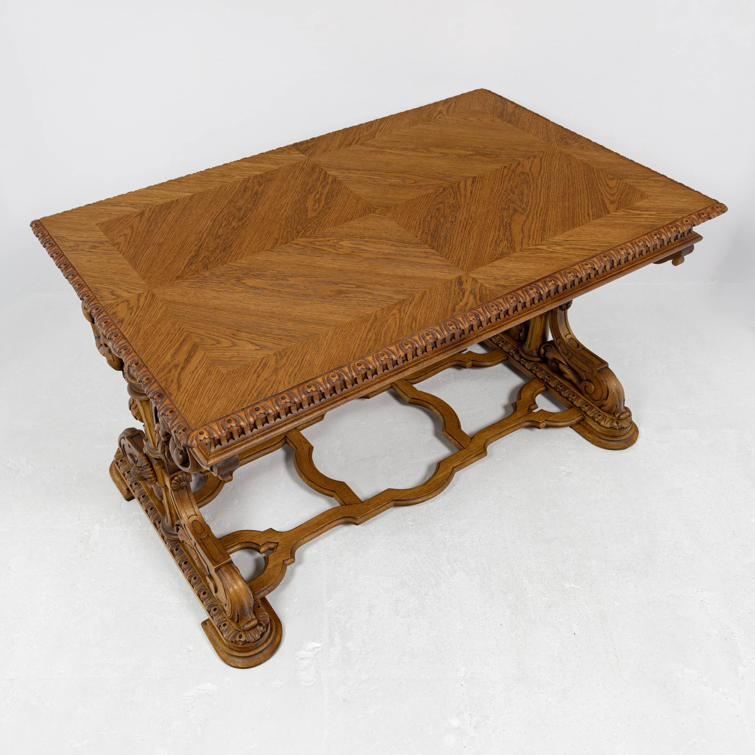 Table de bureau Néorenaissance en chêne 1880-1900