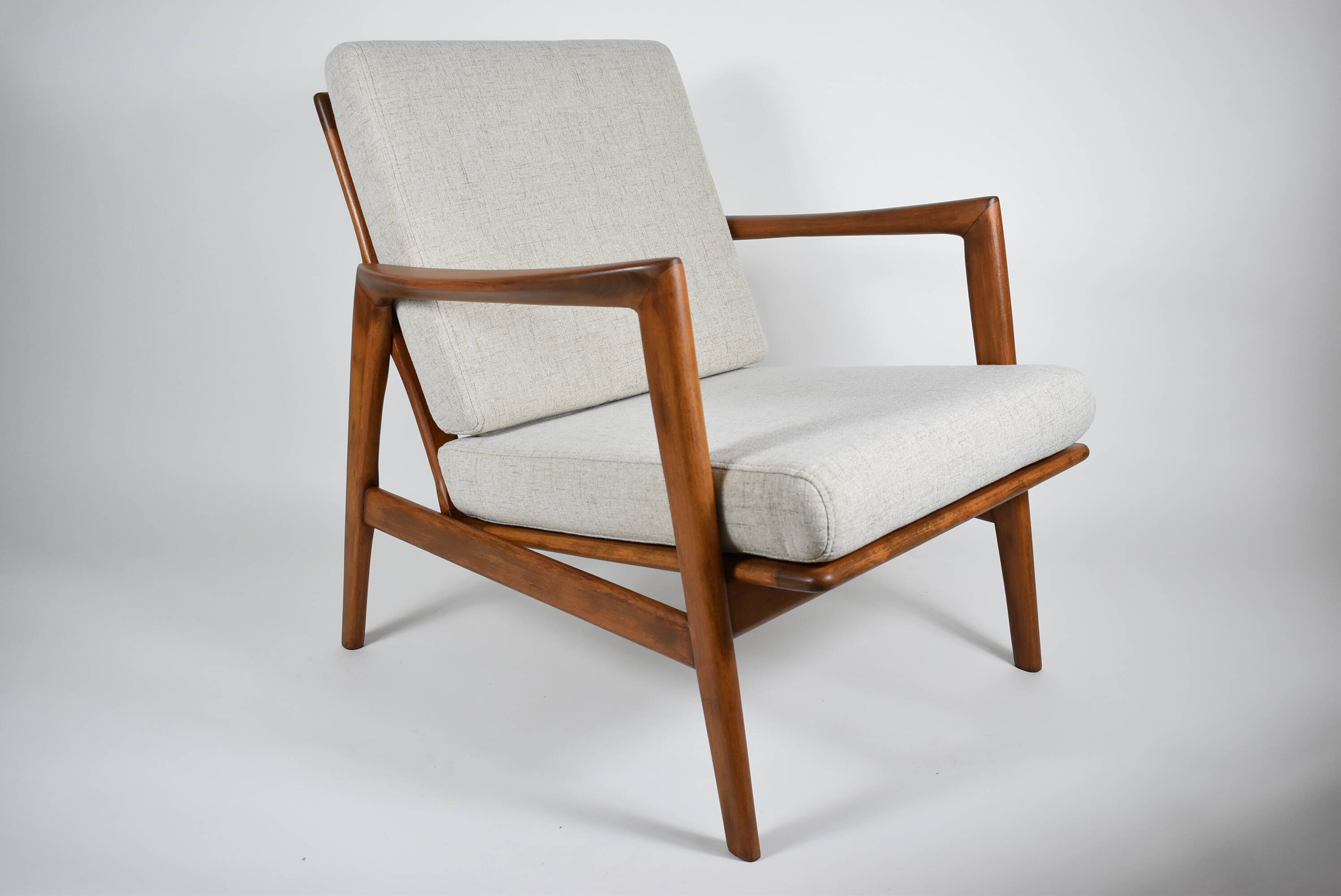 Fauteuil scandinave restauré avec repos-pieds, icône des années 60, tissu marron, teck