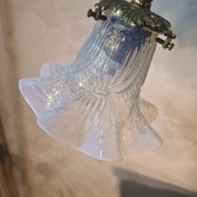 Lampe en bronze et laiton et tulipe en verre moulé bleu