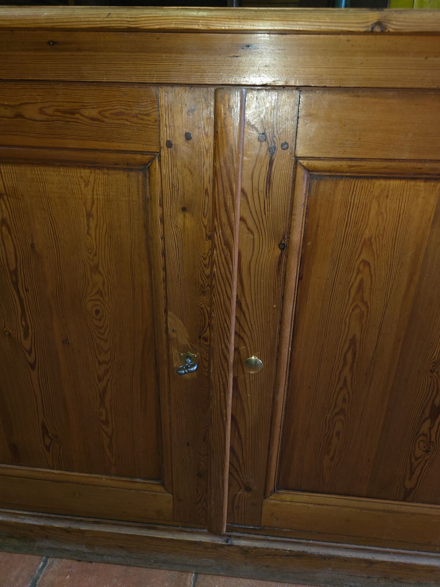 Buffet in Pitchpine, 2 doors, professional furniture.