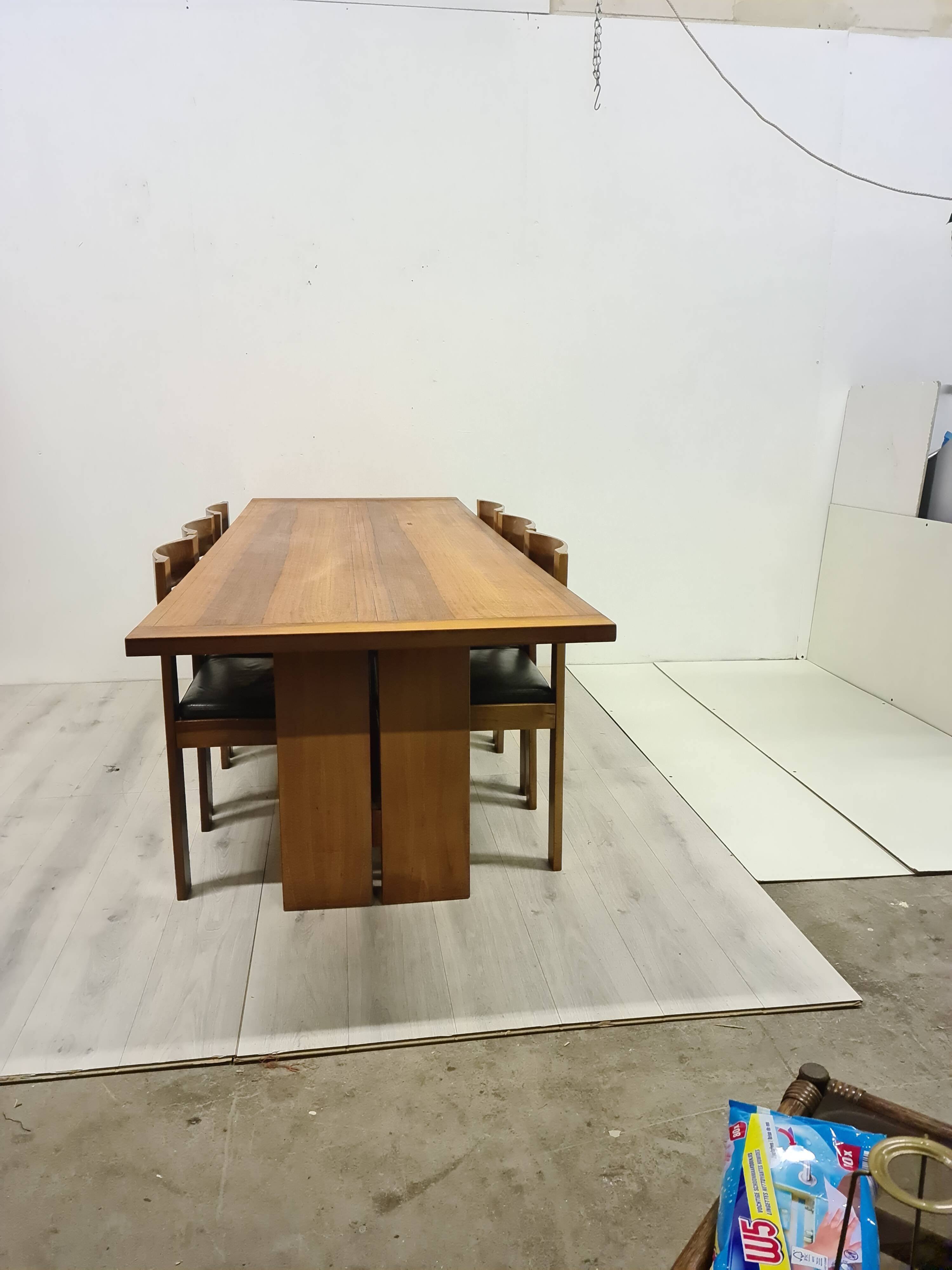 Table et chaises en noyer par Antonio Virgilio pour Bernini Italie années 1970