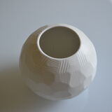 Vase boule à engobe laiteuse