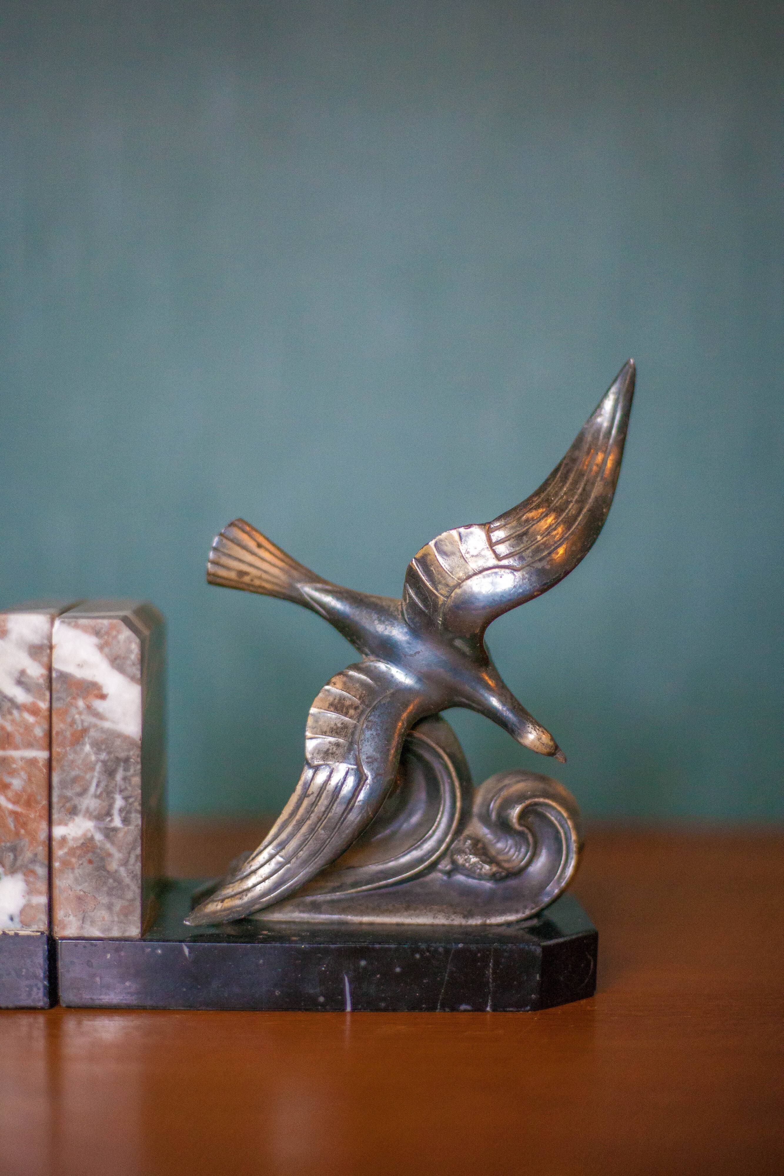 Pair of art deco seagull bookends in regulates and marble, bookcase, desk