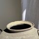 Pot en terre cuite gris clair à anses et croisillons en rotin