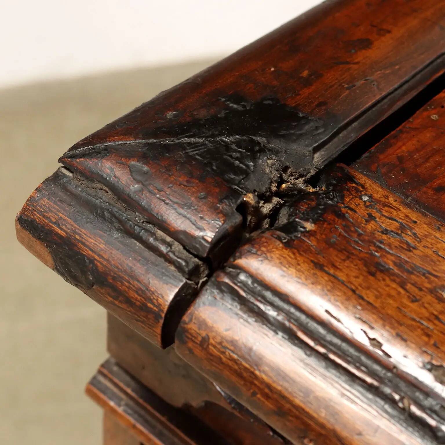 Ancient baroque chest in walnut and chestnut, Italy, 18th century