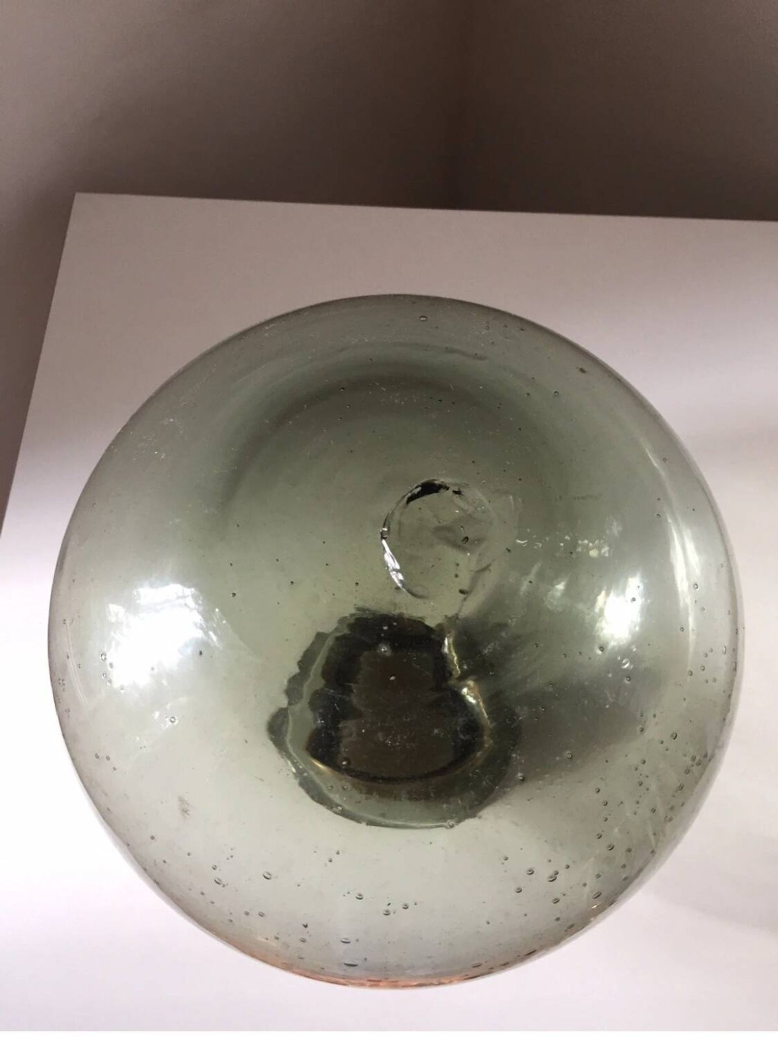 Vase boule vintage en verre bullé et laiton