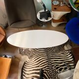Table basse ovale en corian de Martine Cazes et Thierry Conquet
