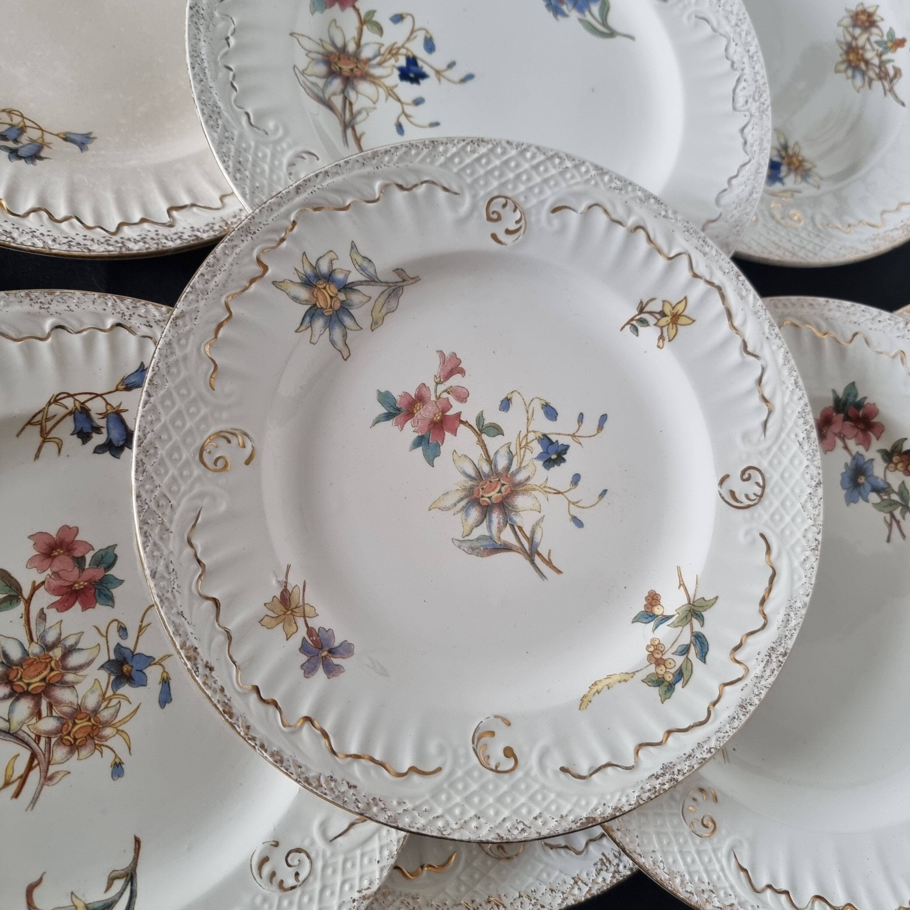Lot de 9 assiettes anciennes en porcelaine de Sarreguemines, XIXe siècle, s