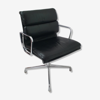 Fauteuil "Soft pad" EA208 de Charles & Ray Eames édition Herman Miller