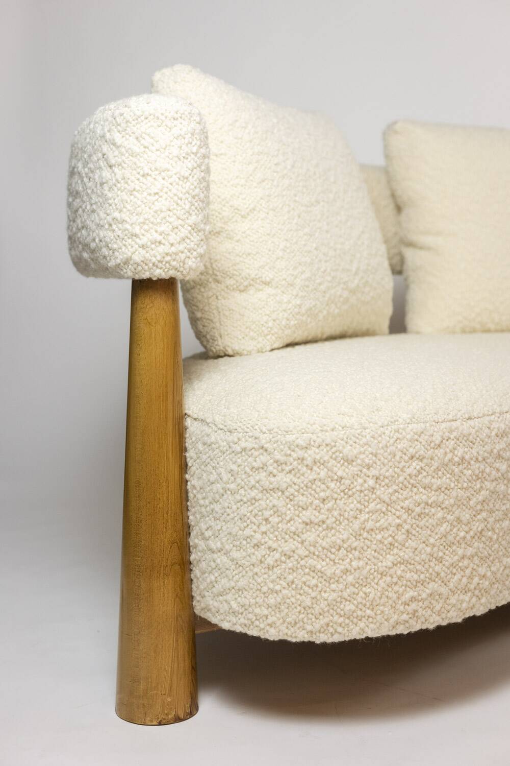 “Bean” shaped 3-seater sofa, in blond beech. Contemporary work