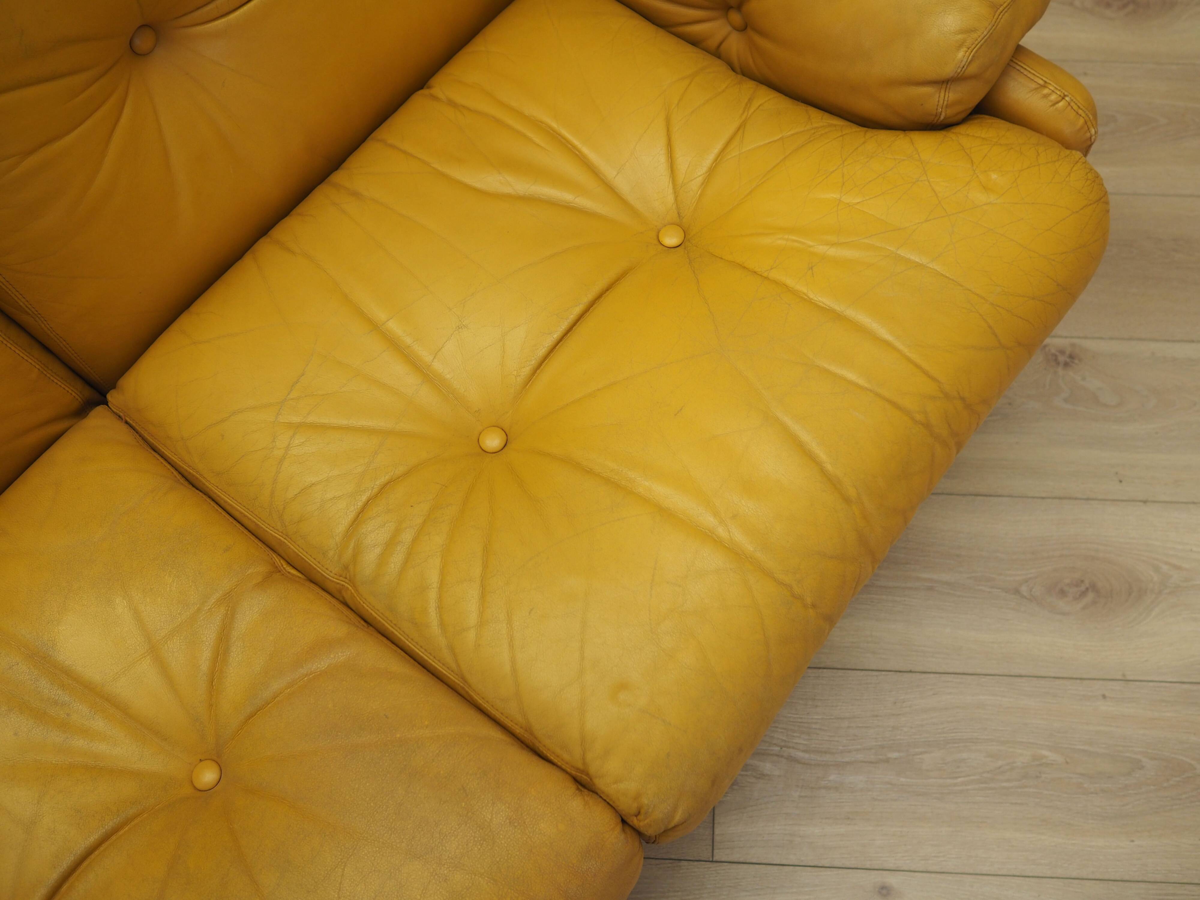Canapé en cuir jaune, design italien, années 1960, fabricant : B&B Italia, design