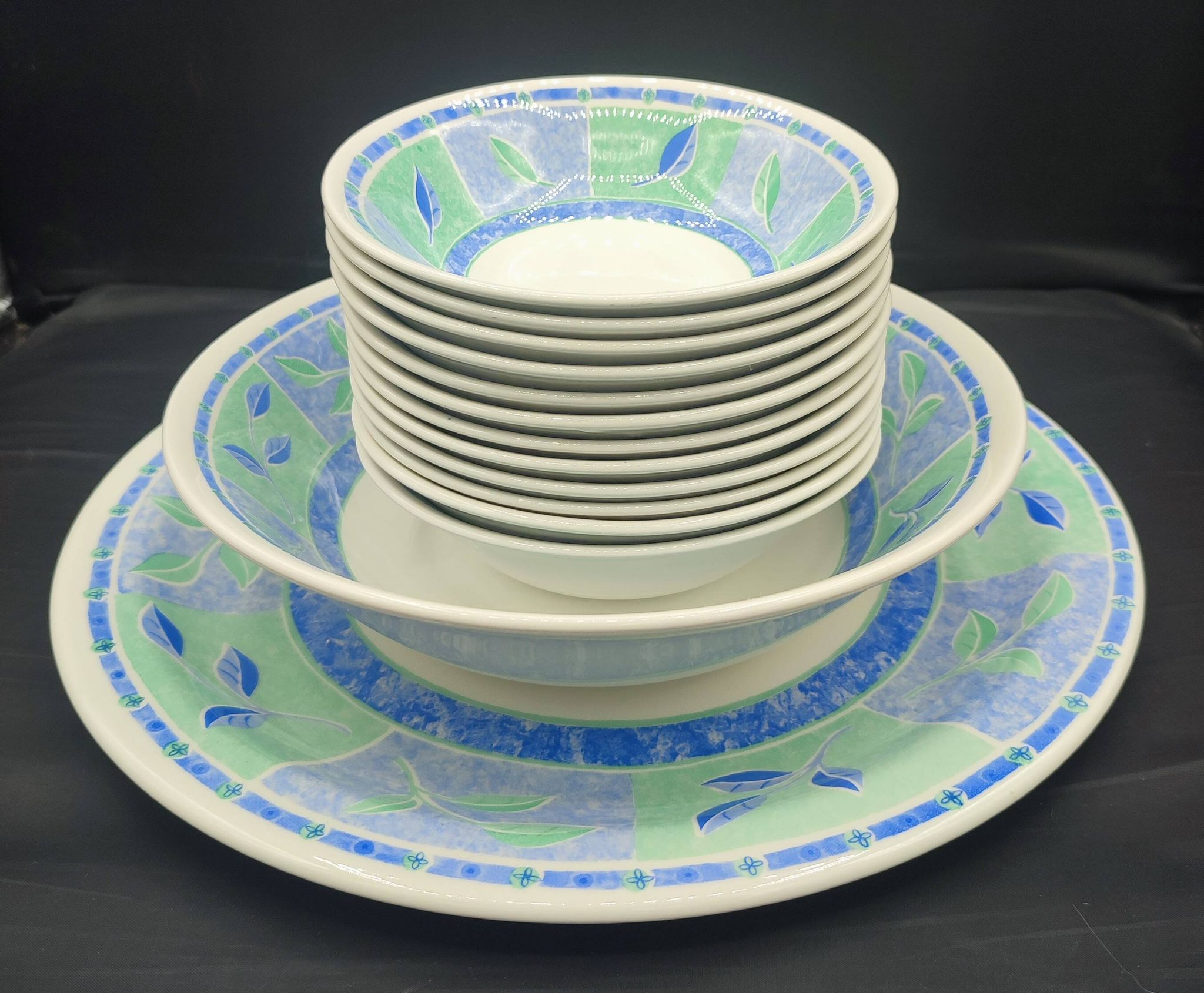 Service de table Churchill Staffordshire 14 pièces Modèle Verdigris