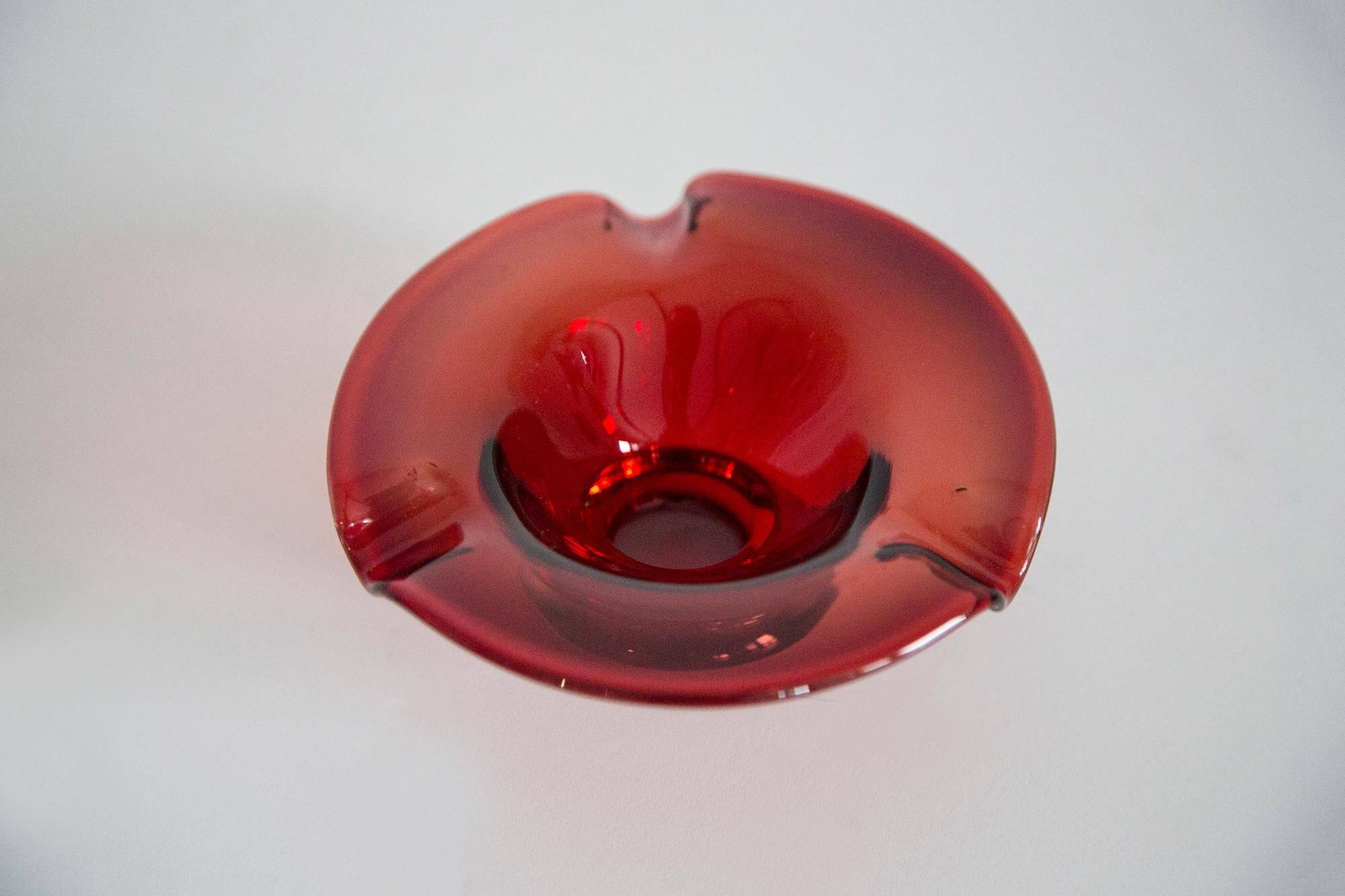 Cendrier en Verre Rouge du Milieu du Siècle, Italie, 1970s