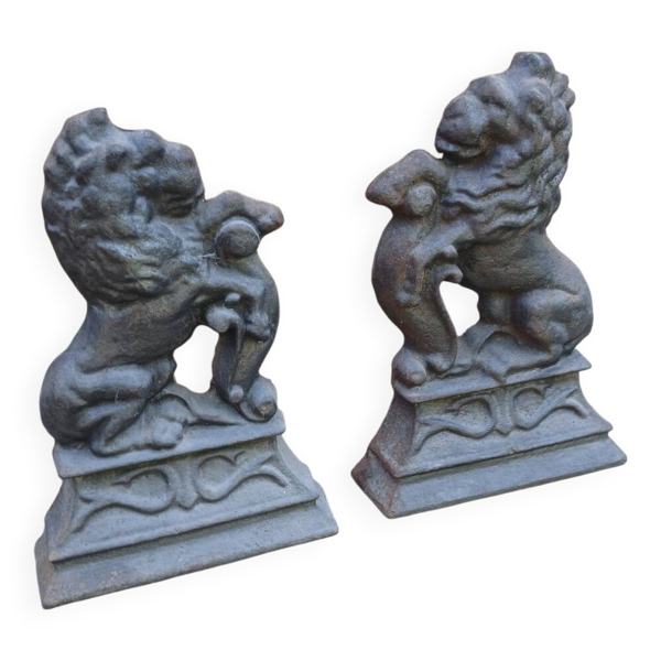 Paire de chenets lions en fonte