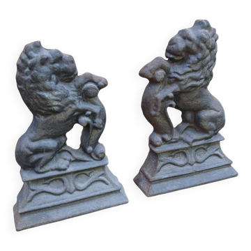 Paire de chenets lions en fonte