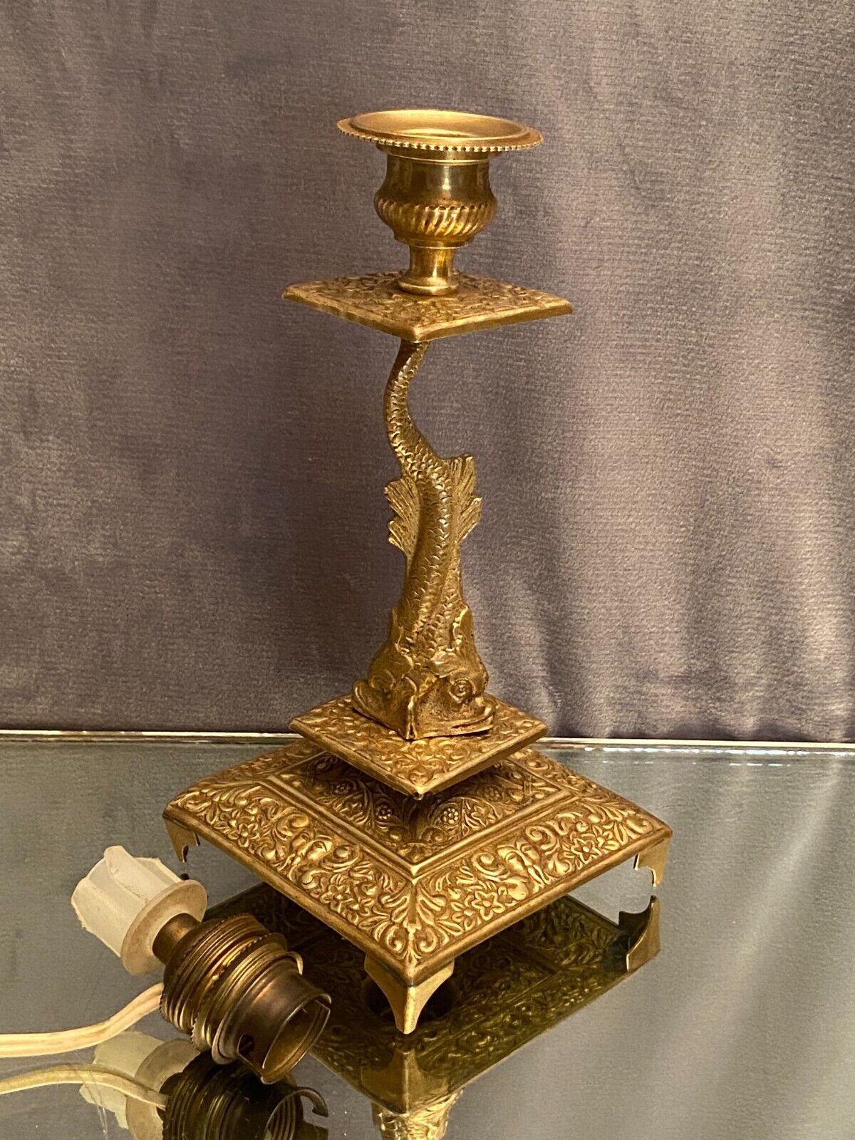 Lamp foot XIXth Louis XIV with stylized dauphin mounted in lamp without transformation