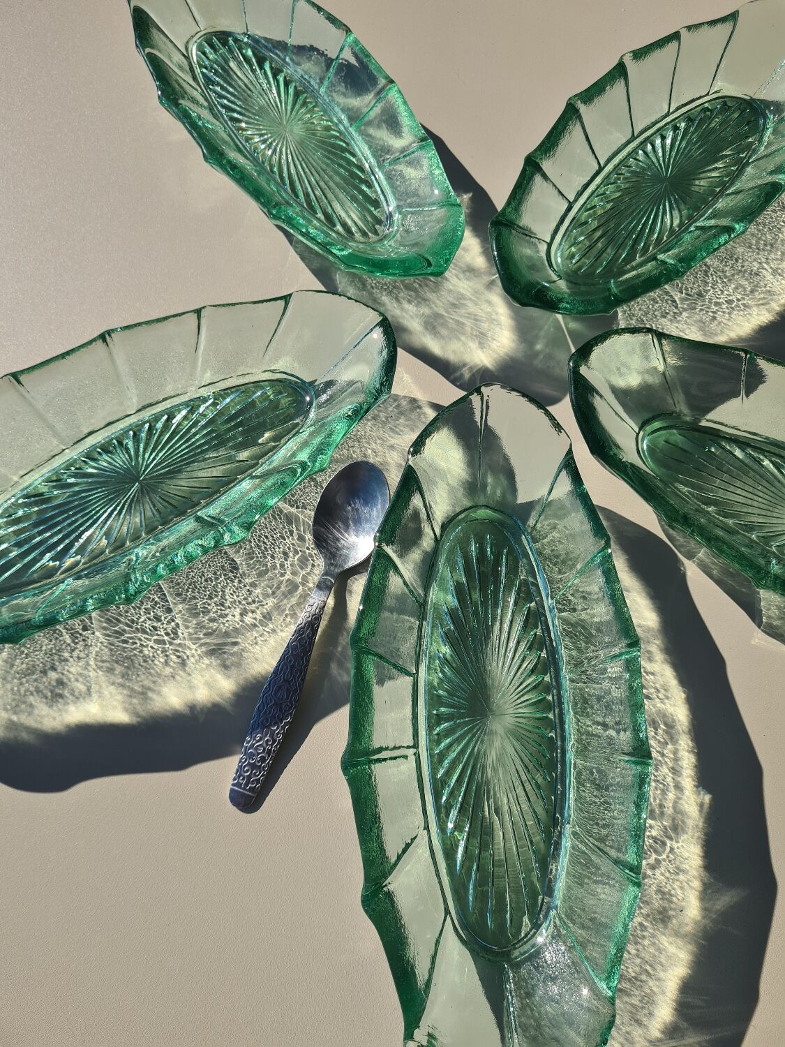 Ensemble de 5 petits plats en verre
pressé vert - Style Art Déco / Vin