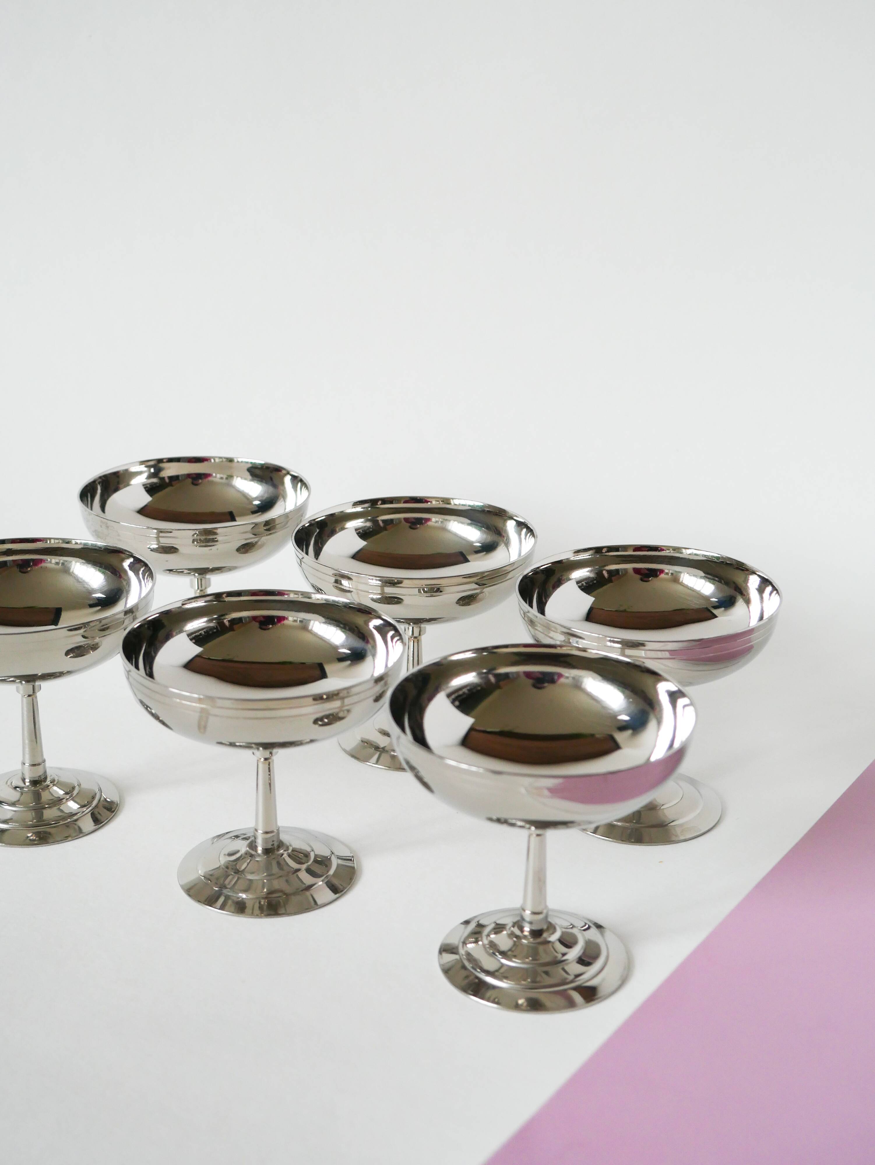 Set of 6 stainless steel bowls with fine feet, Design, 1970