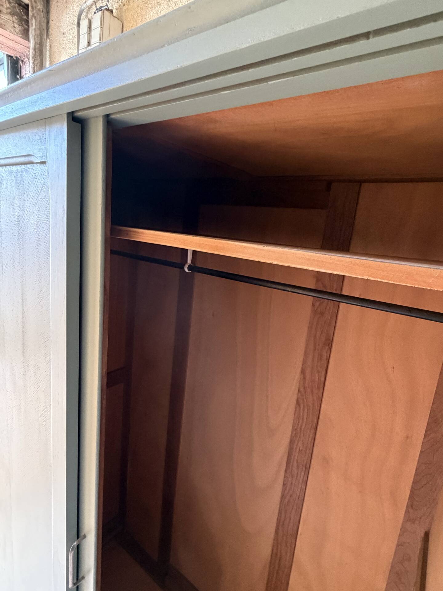 Armoire parisienne penderie 1960 vert grisé rénovée 