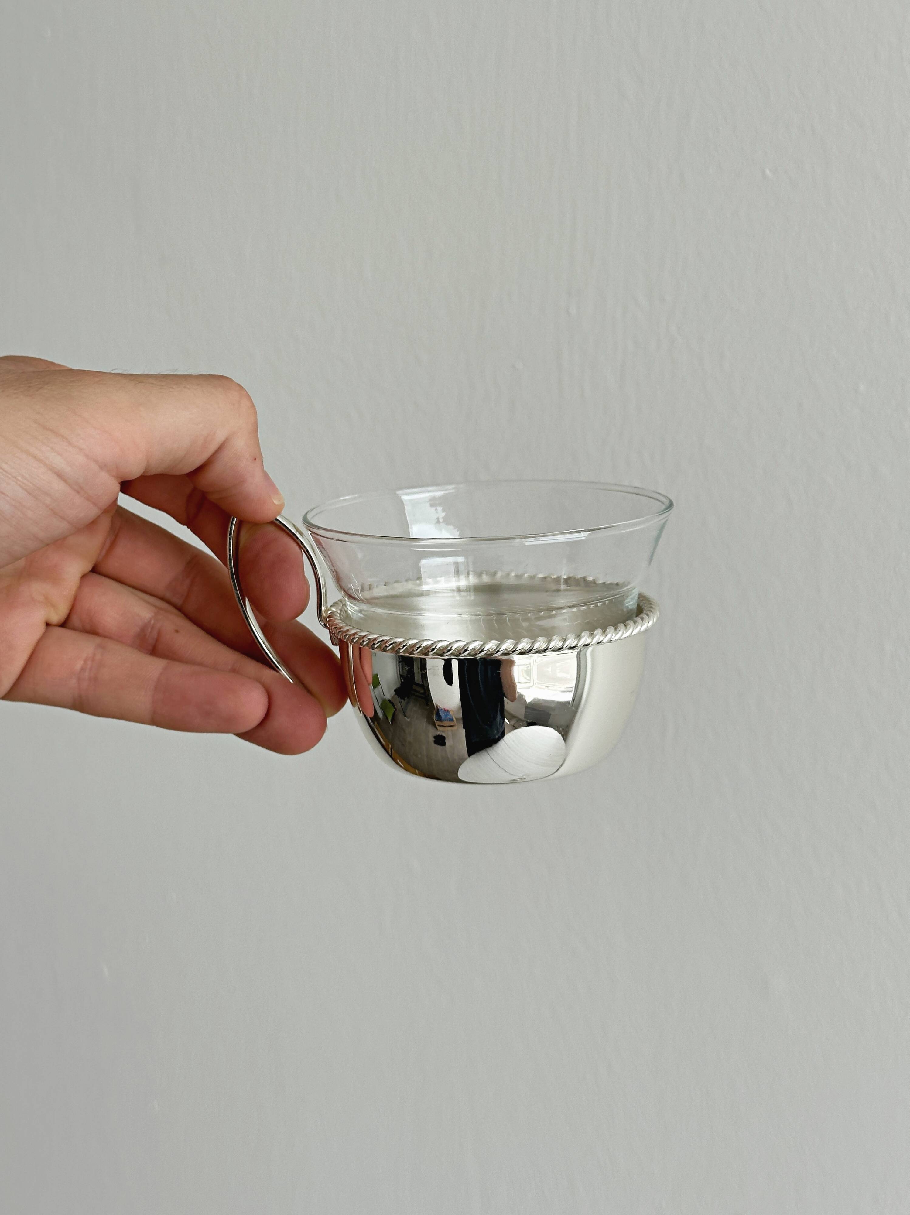 Paire de tasses en métal blanc léger