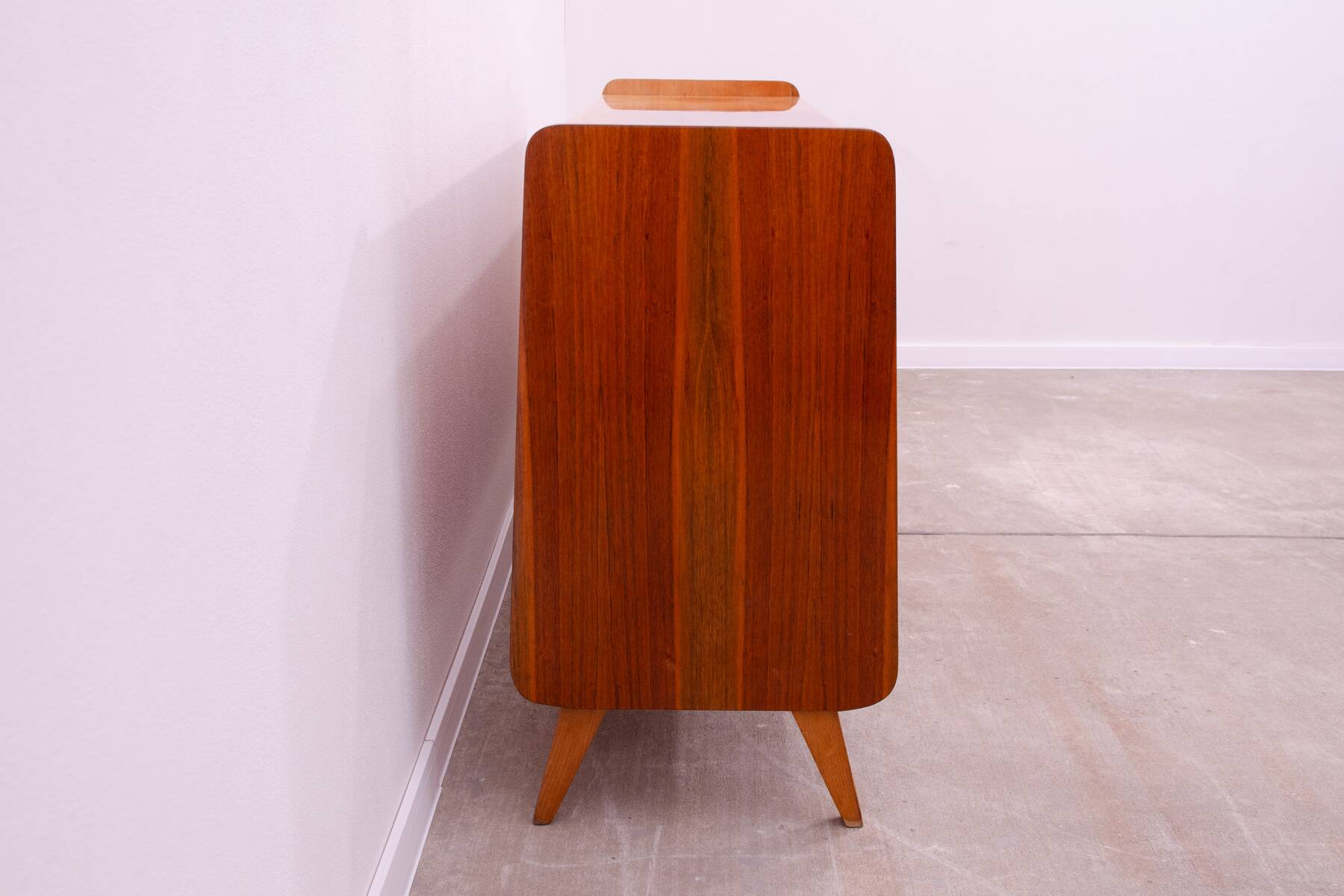 Commode moderne du milieu du siècle en noyer par František Jirák, années 1960, Tchécoslovaquie
