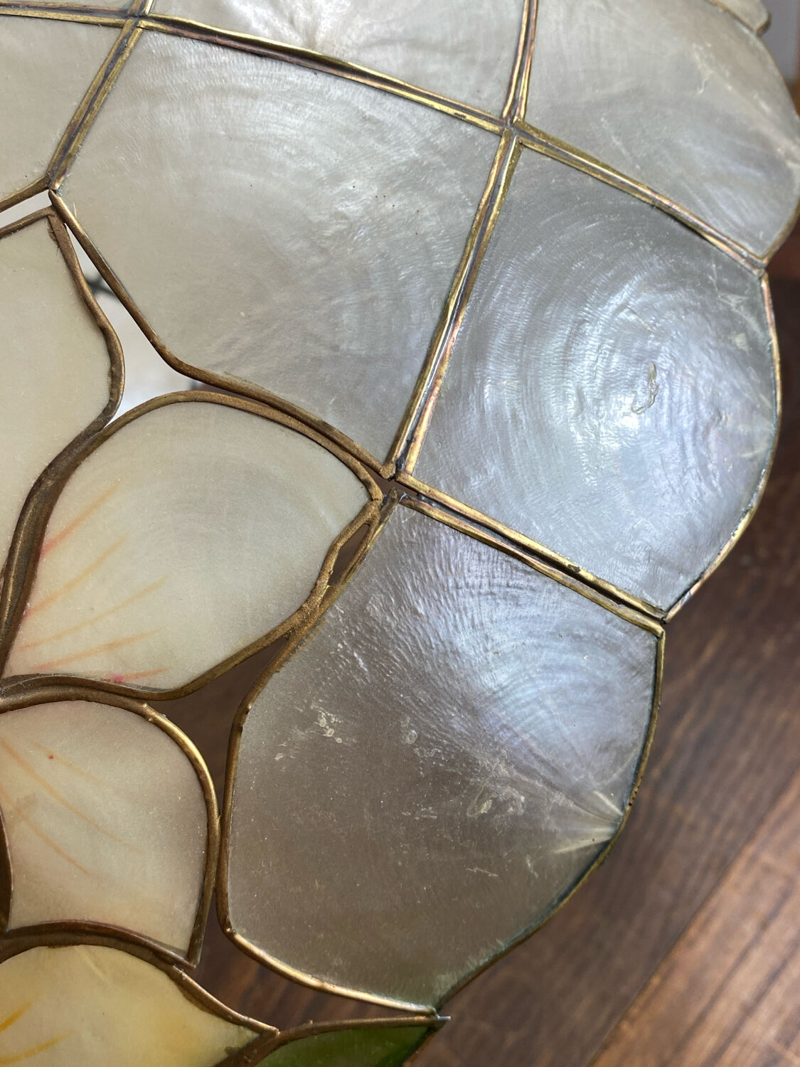 Pendant light, chandelier in mother-of-pearl and brass