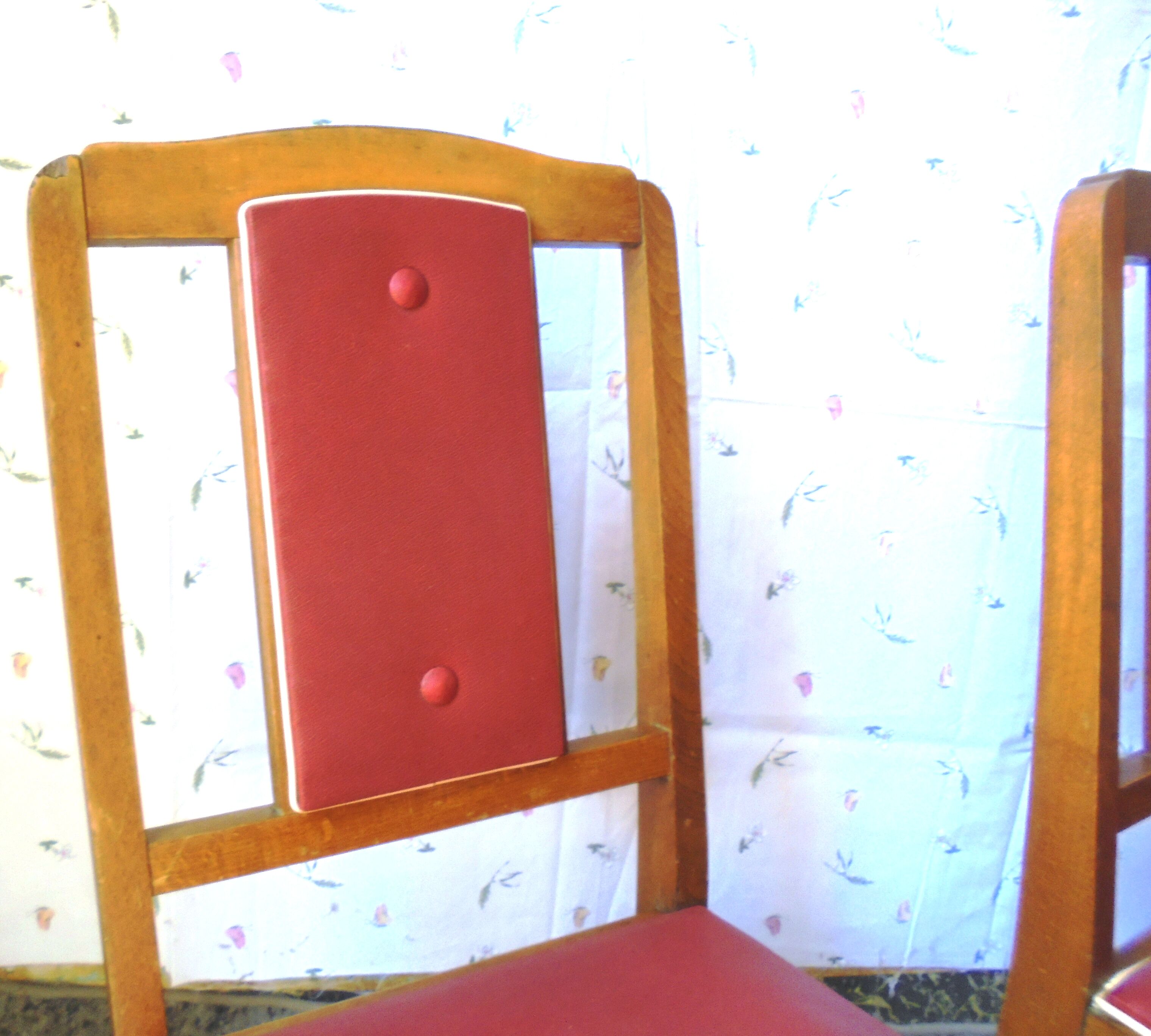 Set of 5 wooden chairs and red skaï