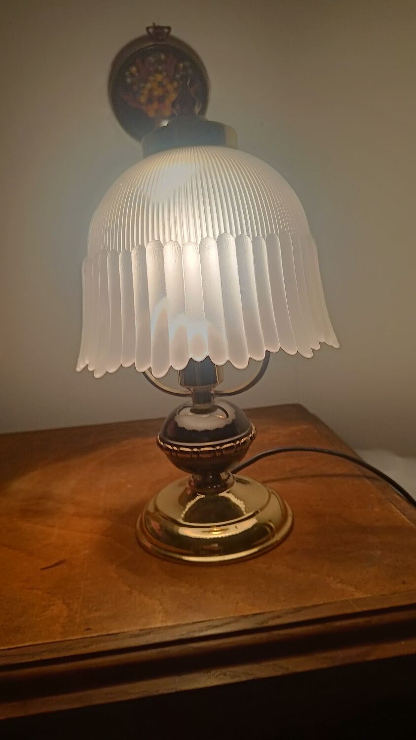 Vintage table lamp in brass and pleated opaline glass.