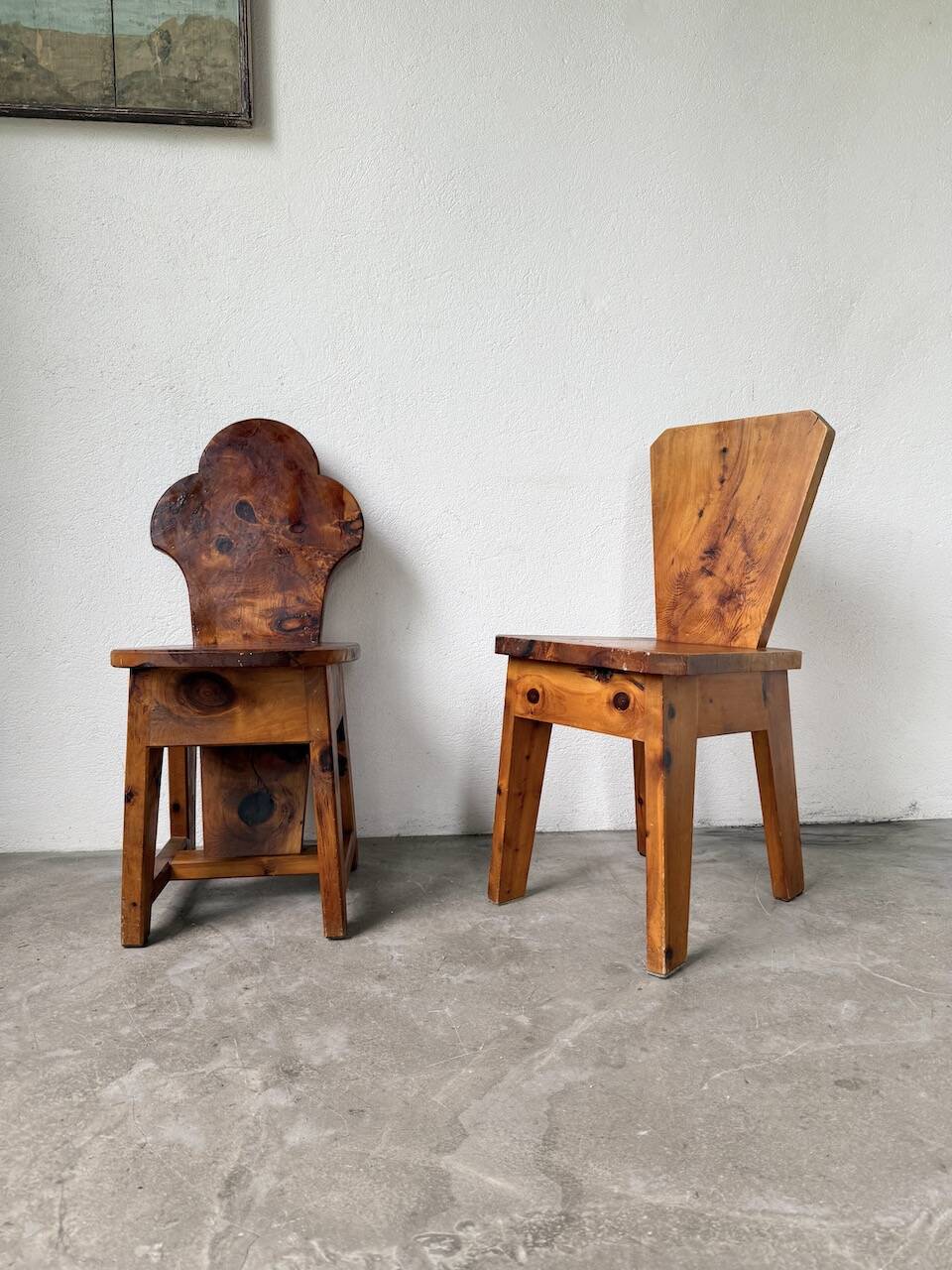 Paire de chaises brutalistes savoyardes en pin