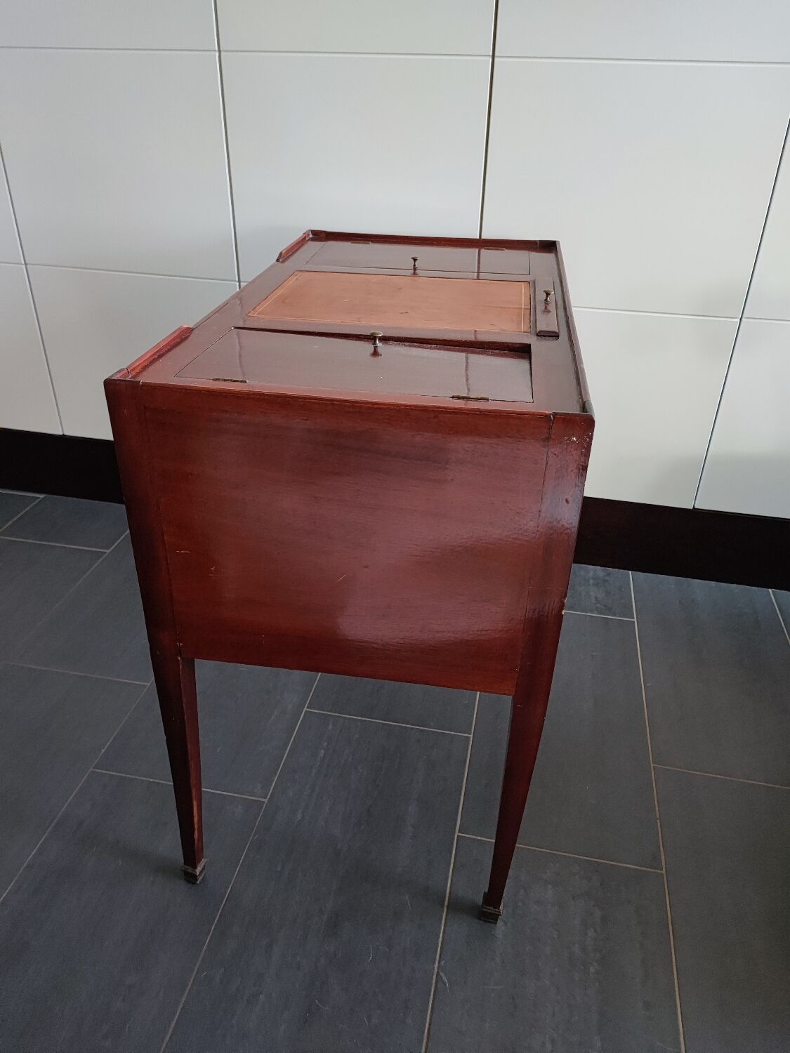 Coiffeuse avec miroir et revêtement cuir