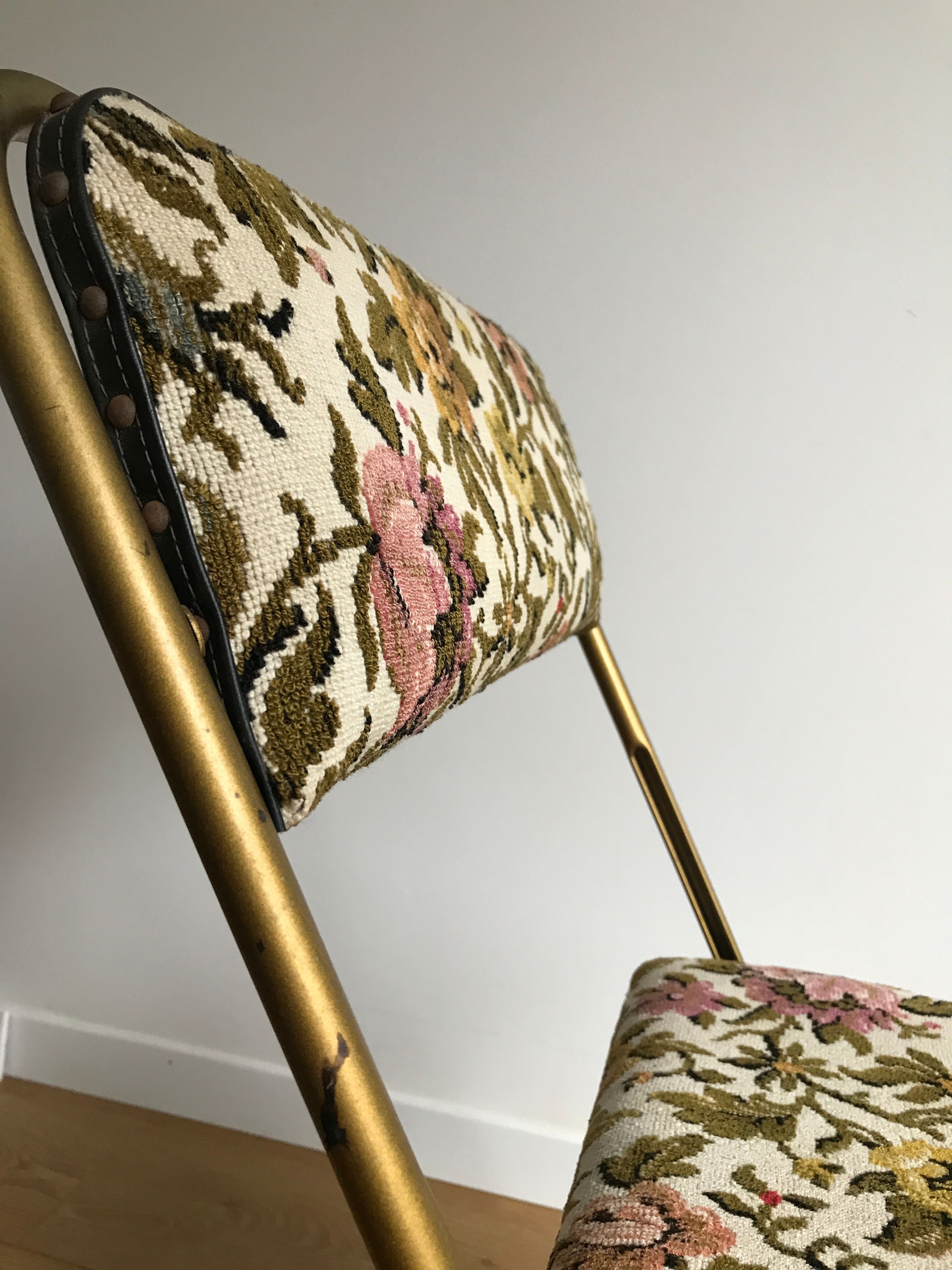 Chaise pliante vintage lafuma chantazur au tissu brodé fleuri