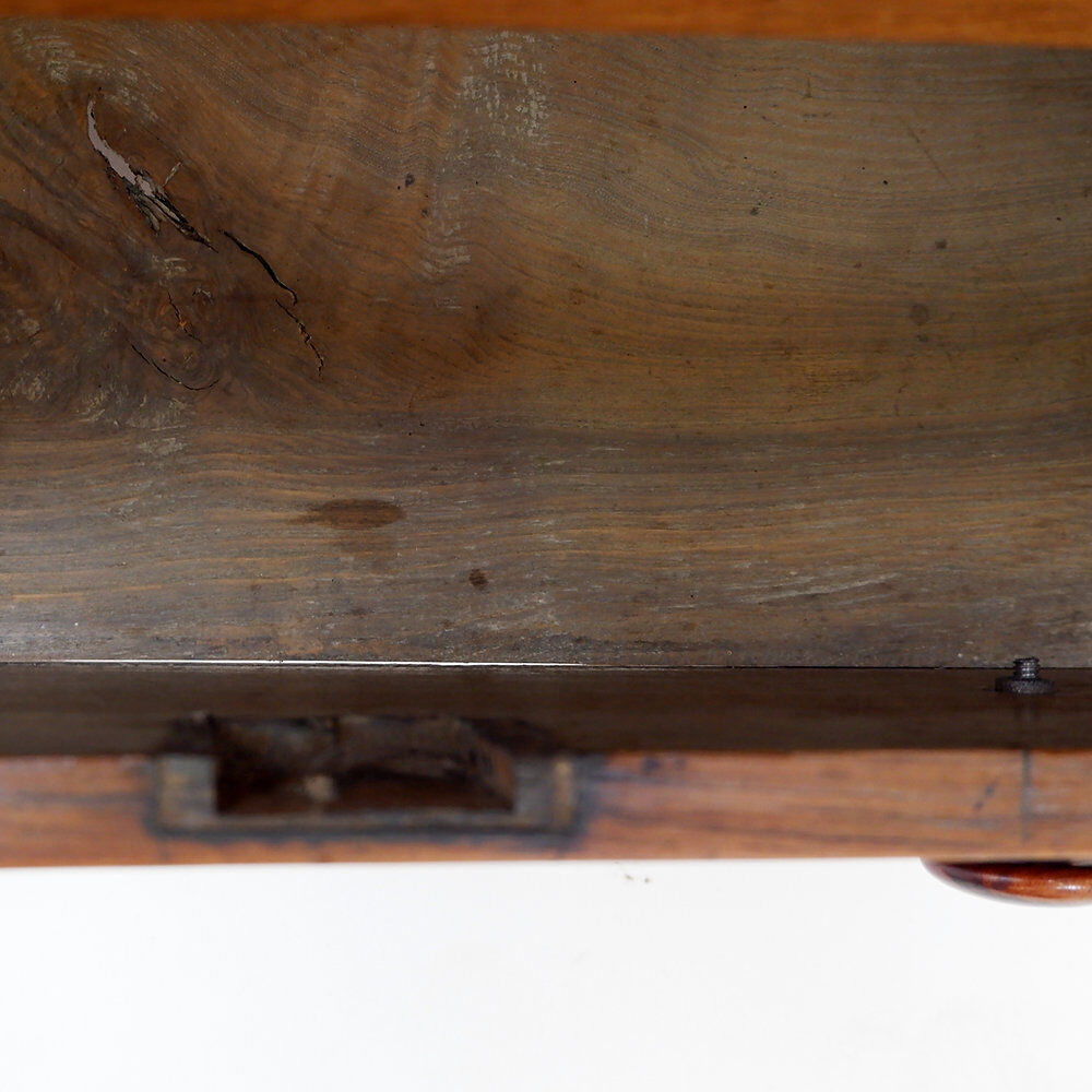 Commode rustique avec deux tiroirs et pieds sculptés - 1930