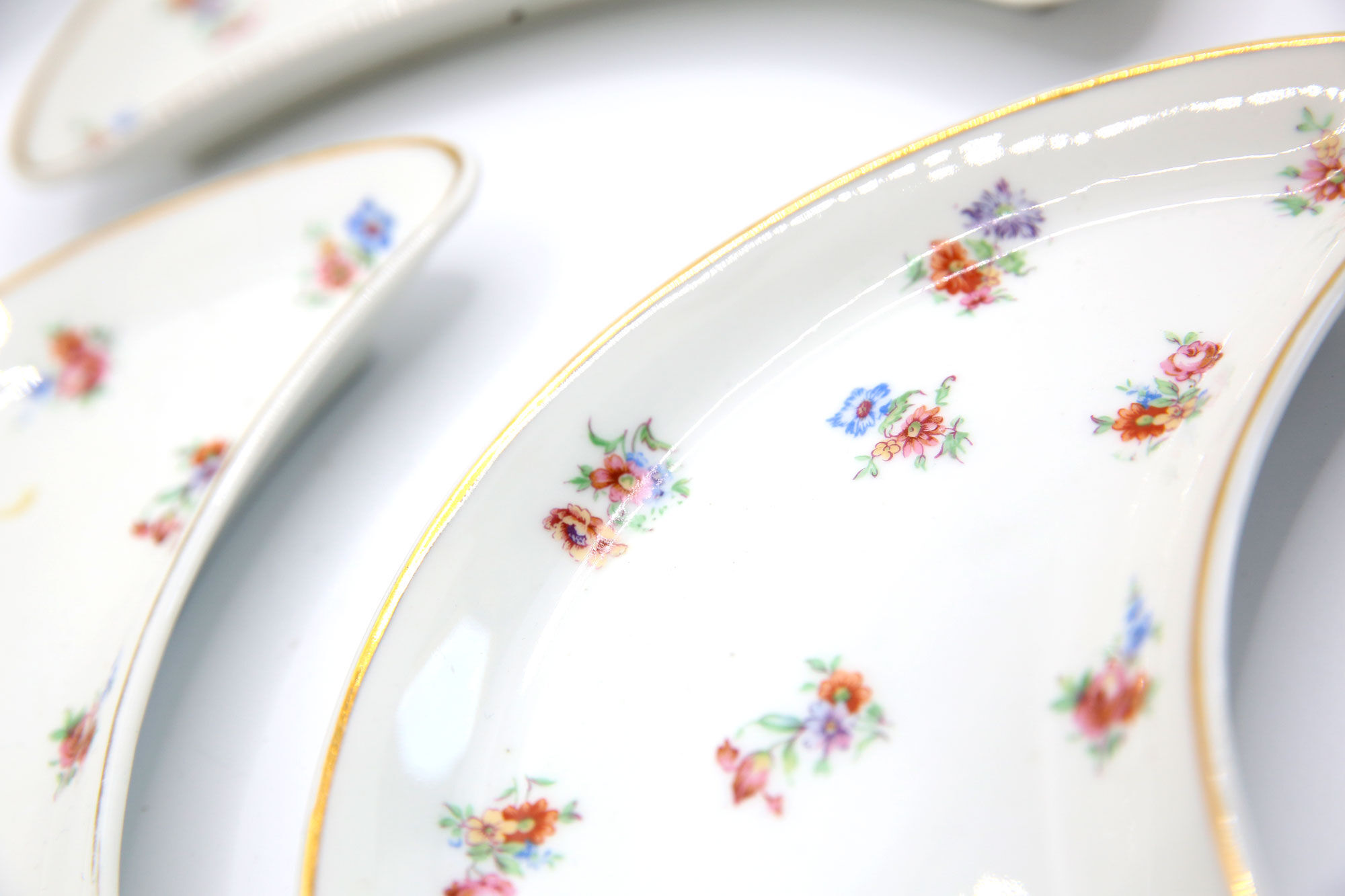 Delight moon with flower motifs and gold border in Limoges porcelain