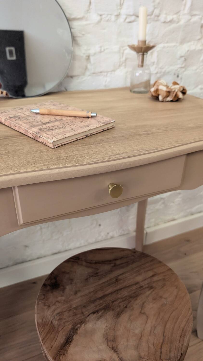 Joli bureau vintage rénové rose poudré