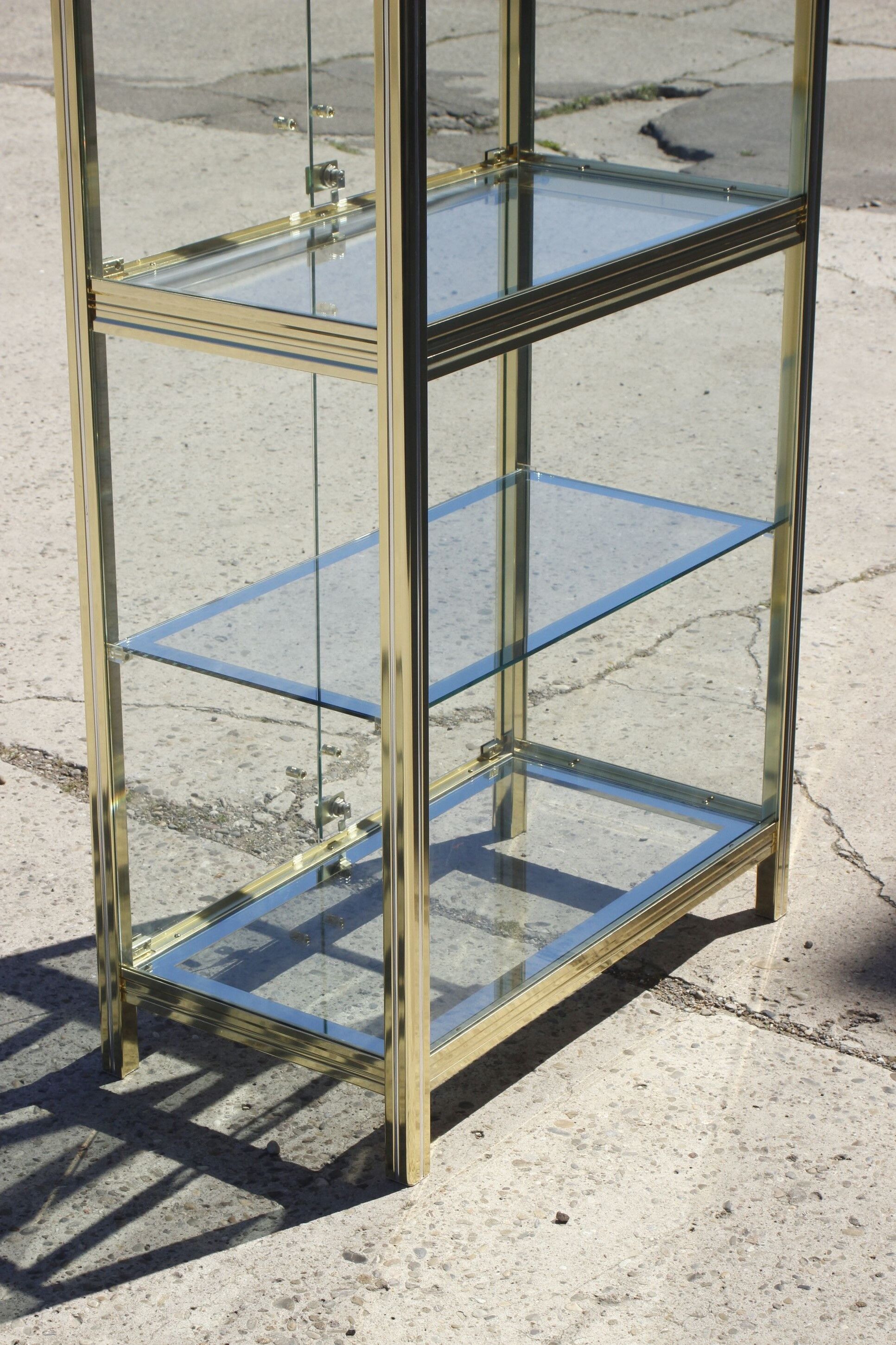 Vitrine vintage en laiton doré et verre, 1970s